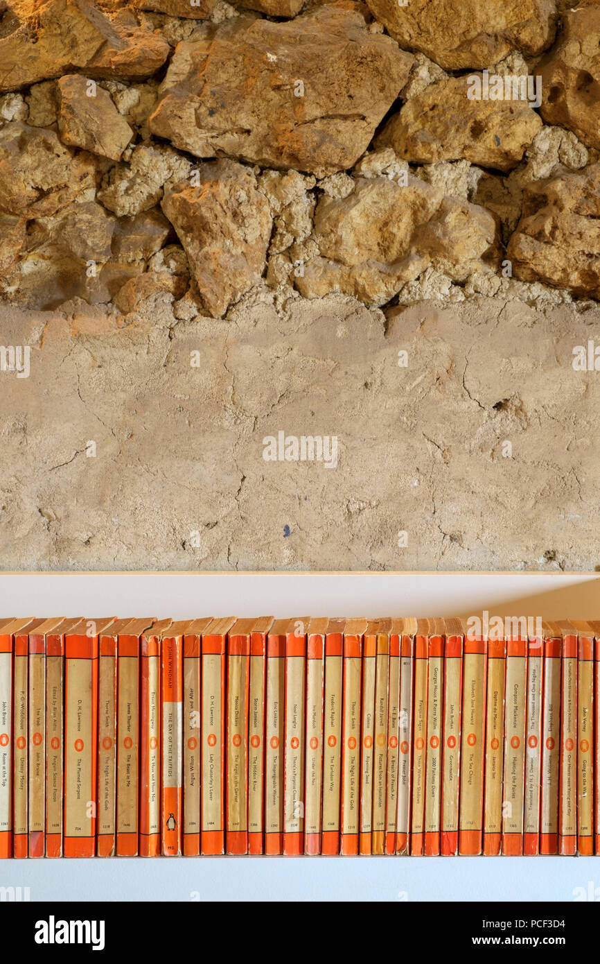 Hautefage le Tour e Lot et Garonne, Francia - 2° ottobre 2017: una grande collezione di vintage Pinguino Libri su uno scaffale utilizzati come decorazione in un retrò ispirato casa vacanze interni. Foto Stock