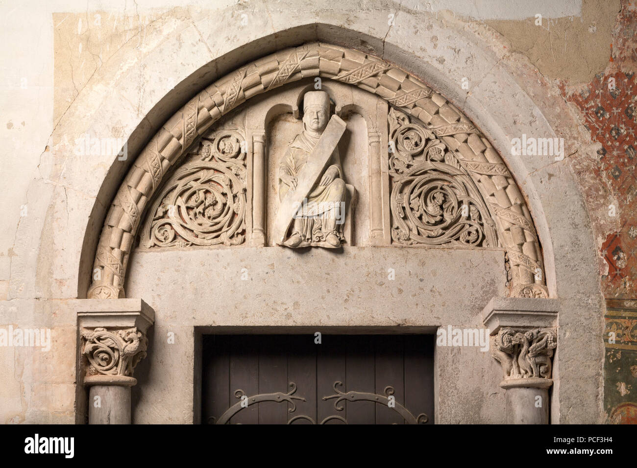 Brauweiler bei Pulheim, Abteikirche San Nicolò, Chorraum, portale an der Südseite mitSkulptur der Mathilde Foto Stock