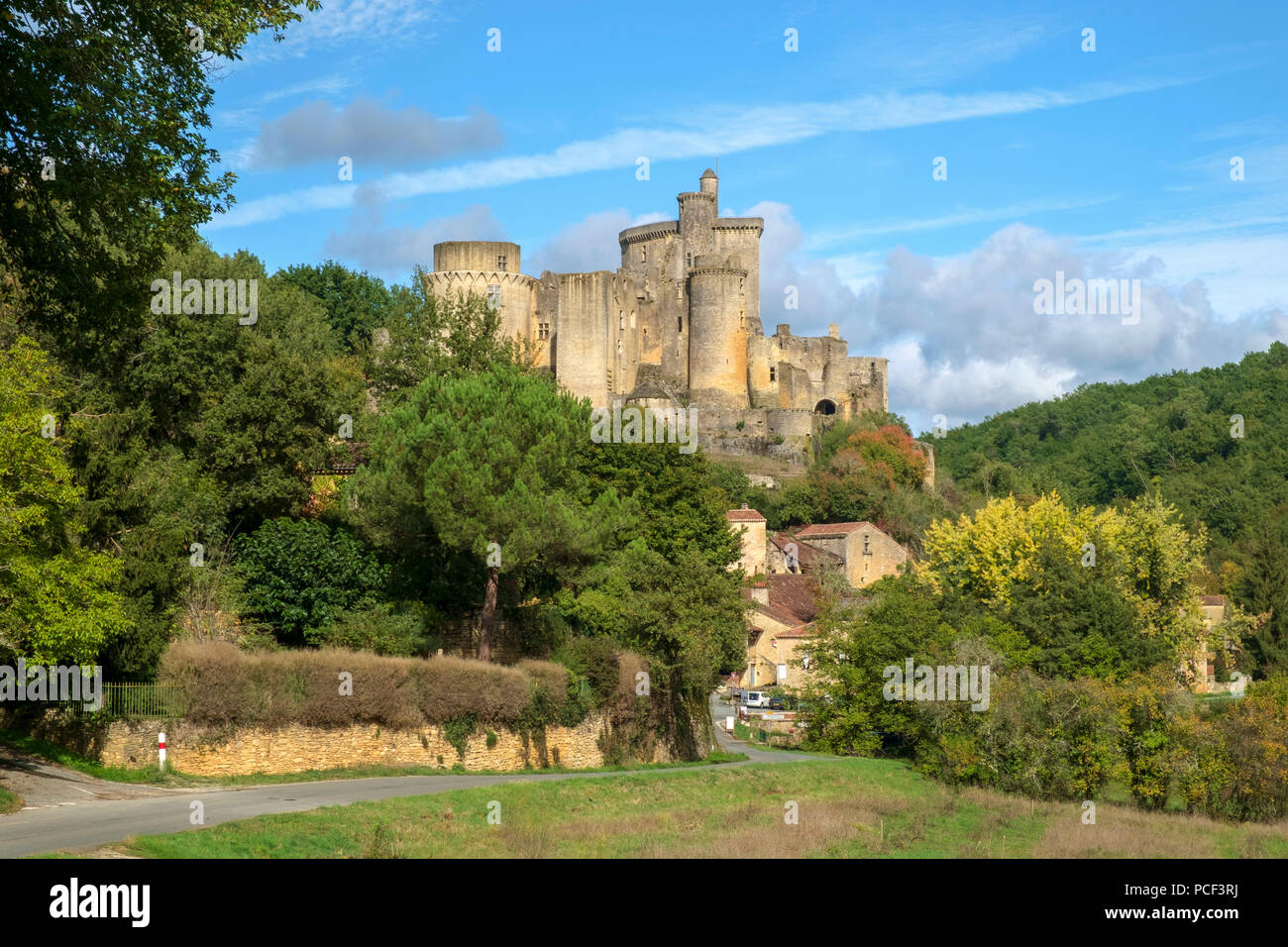 Vista imponente Chateau de Bonaguil vicino a Fumel in un assolato pomeriggio autunnale nel Lot et Garonne, Francia Foto Stock