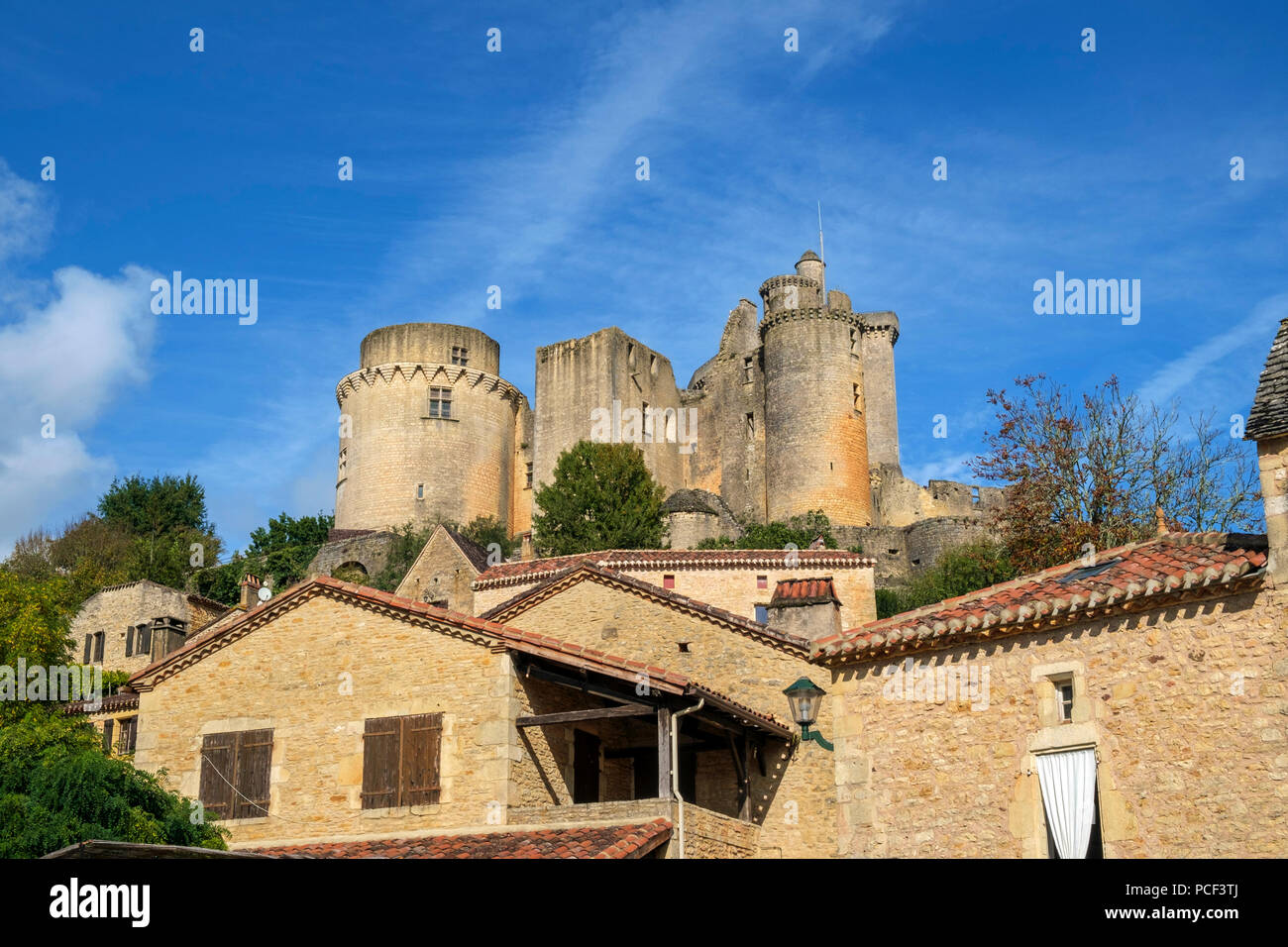 Vista del centro storico di Chateau de Bonaguil vicino a Fumel in un assolato pomeriggio autunnale nel Lot et Garonne, Francia Foto Stock