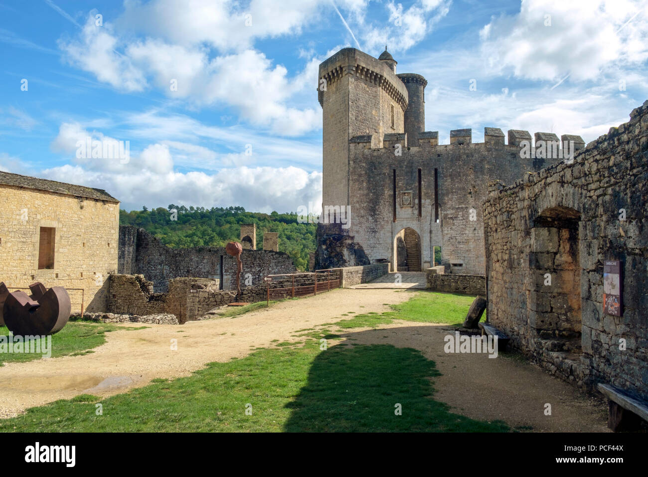 Fumel e Lot et Garonne, Francia - 2° ottobre 2017: vista delle storiche rovine del Chateau de Bonaguil vicino a Fumel in un assolato pomeriggio autunnale nel Lot et Garonne, Francia Foto Stock