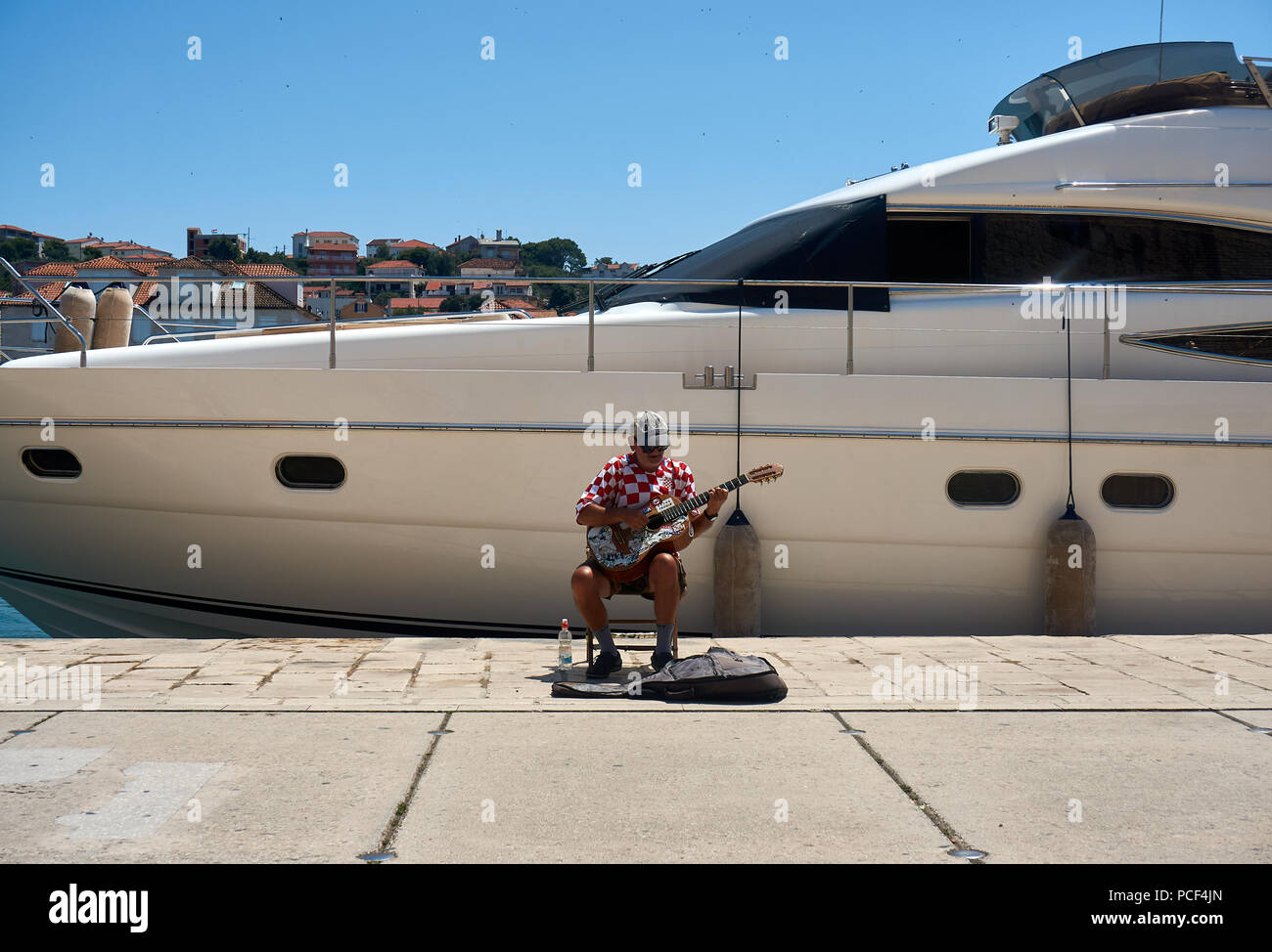 Contrasto Weatth sulle strade di Trogir - una storica città e porto sulla costa adriatica in Split-Dalmatia County, Croazia Foto Stock