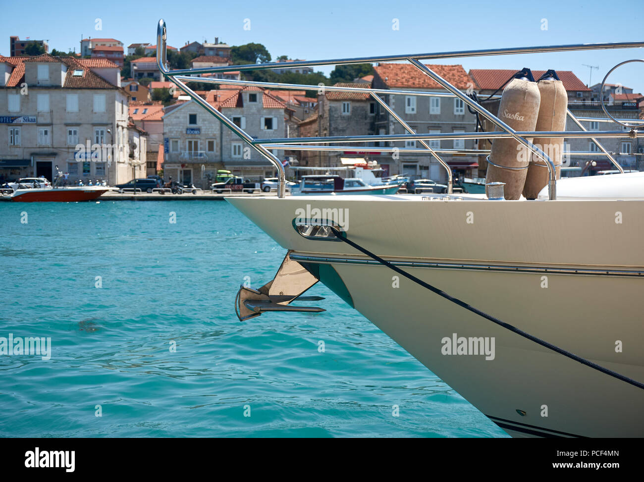 Velocità di lussuosi yacht ormeggiati a Trogir, una storica città e porto sulla costa adriatica in Split-Dalmatia County, Croazia Foto Stock