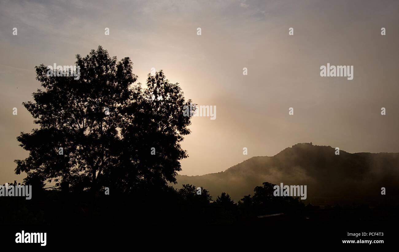 Visegrád castello nella nebbia allo spuntar del giorno Foto Stock