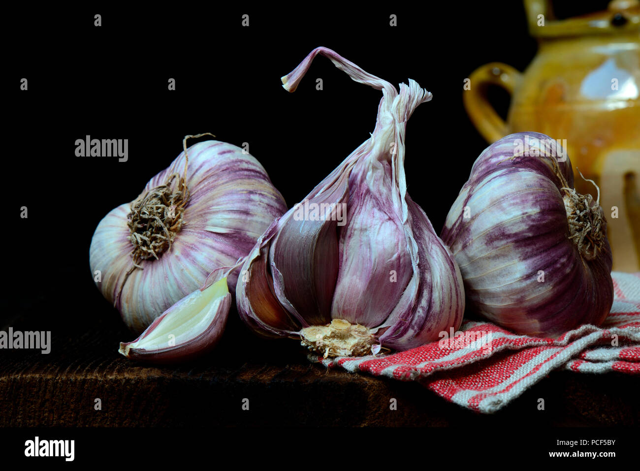 Knoblauchknollen und Knoblauchzehe, Allium sativum Foto Stock