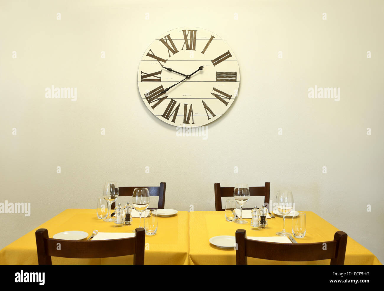 Tavolo da pranzo e un orologio sulla parete Foto Stock