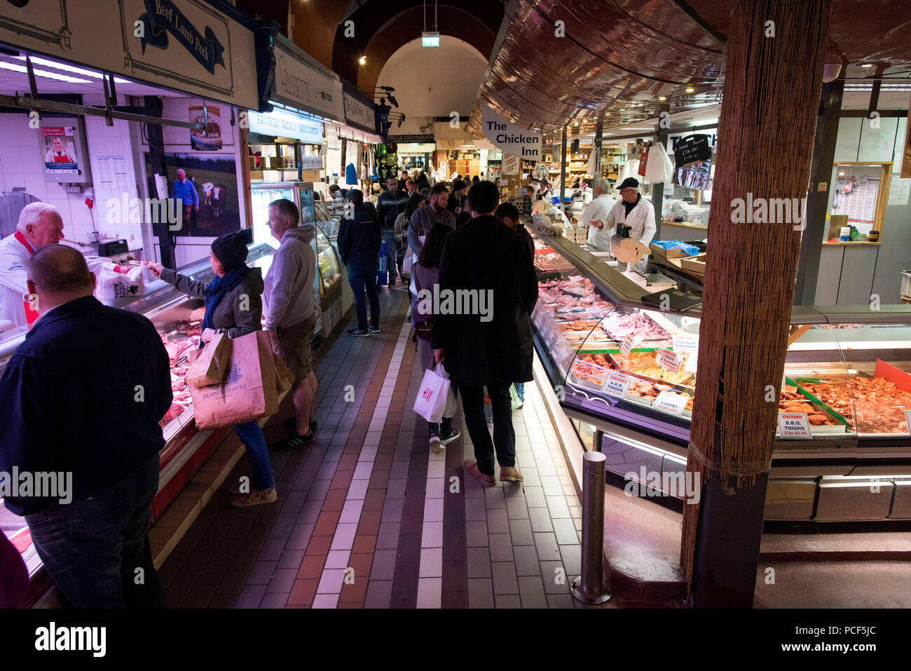People shopping nel mercato Inglese a Cork Foto Stock