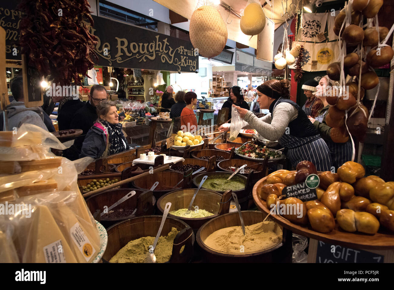 People shopping nel mercato Inglese a Cork Foto Stock