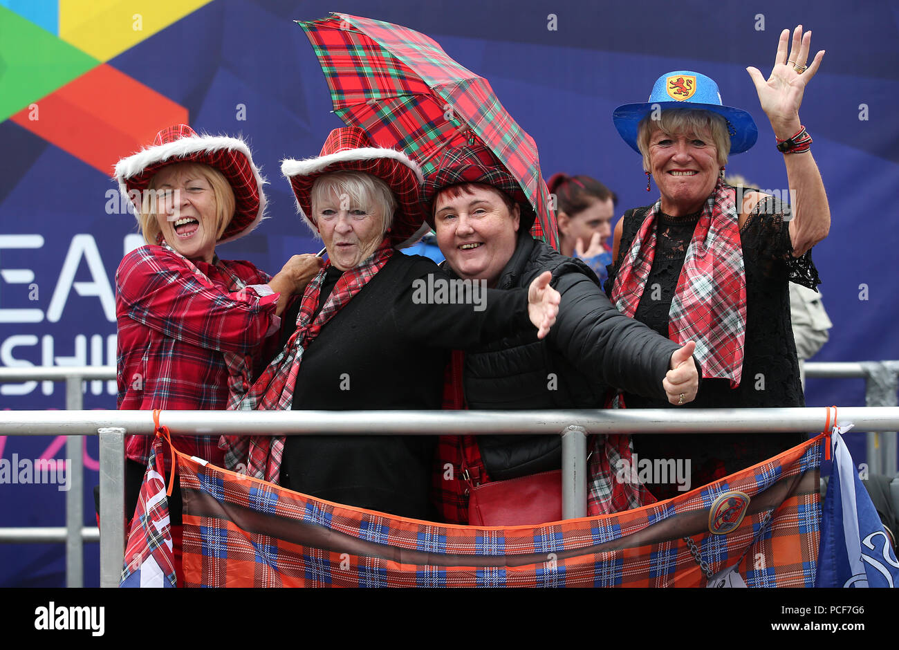 La folla prima dell'inizio del concerto durante il 2018 Campionati Europei grande Opening Party a George Square, Glasgow. Foto Stock