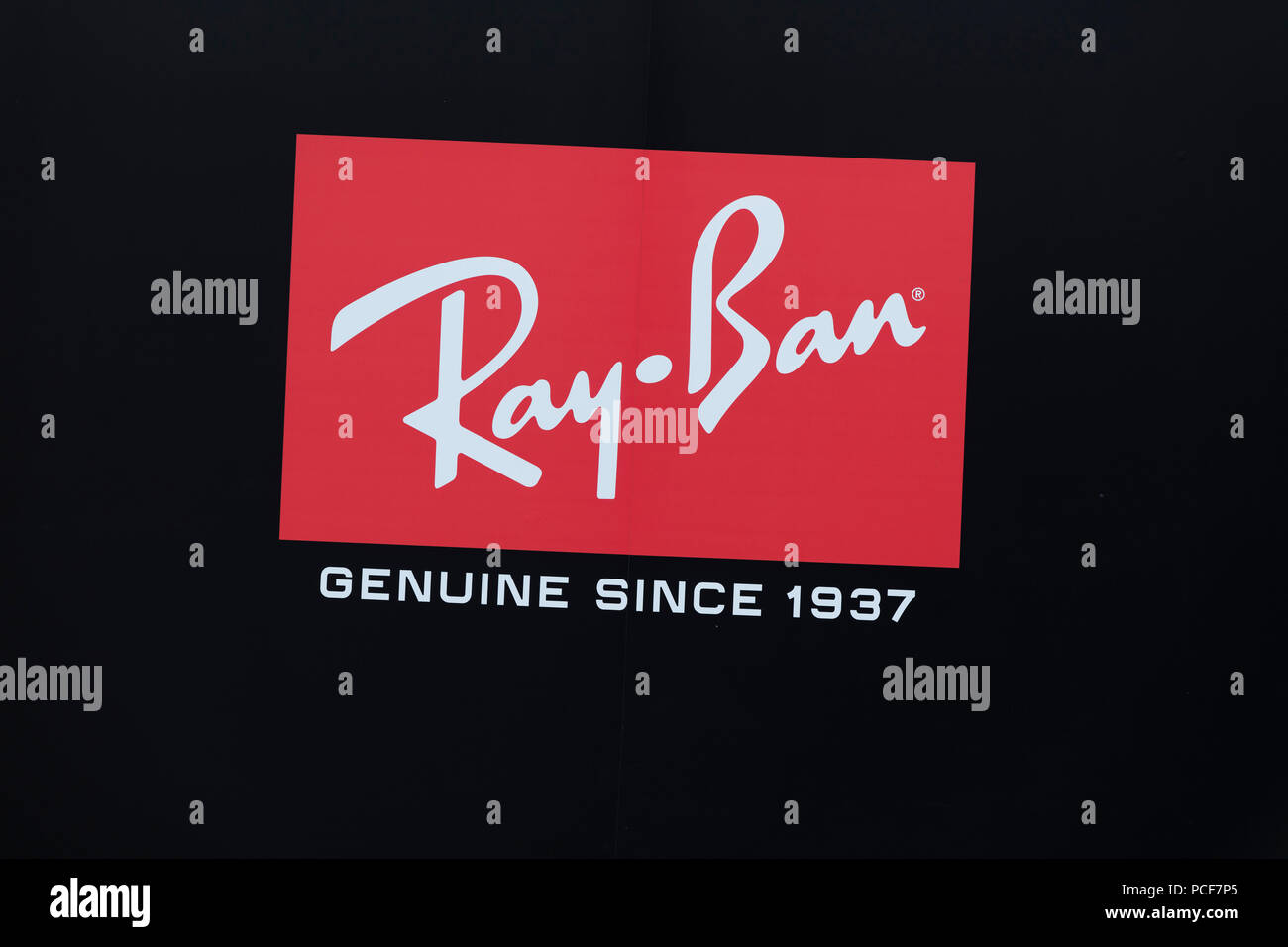 LONDON, Regno Unito - 31 luglio 2018: RAY-BAN Occhiali da sole il branding in un negozio di fronte su Oxford Street nel centro di Londra. Foto Stock