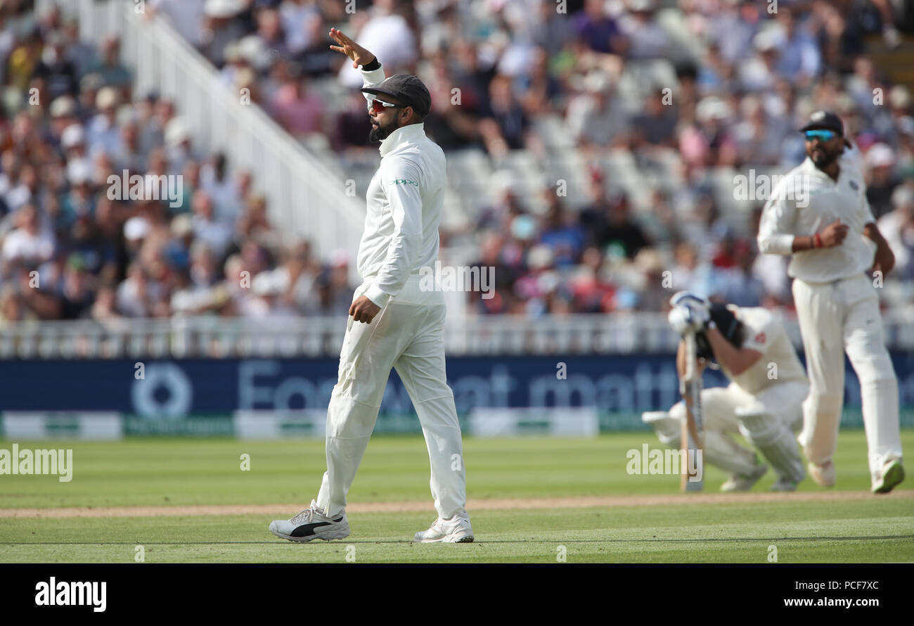India capitano Virat Kohli festeggia dopo il suo tiro diretto per eseguire l'Inghilterra " capitano Joe Root sul primo giorno del Specsavers primo test match a Edgbaston, Birmingham. Foto Stock