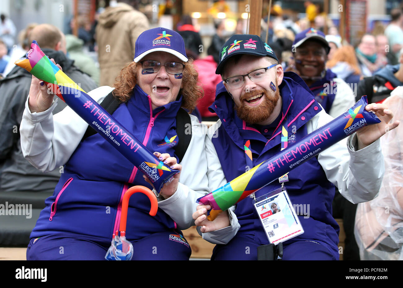 Team 2018 volontari durante il 2018 Campionati Europei grande Opening Party a George Square, Glasgow. Foto Stock