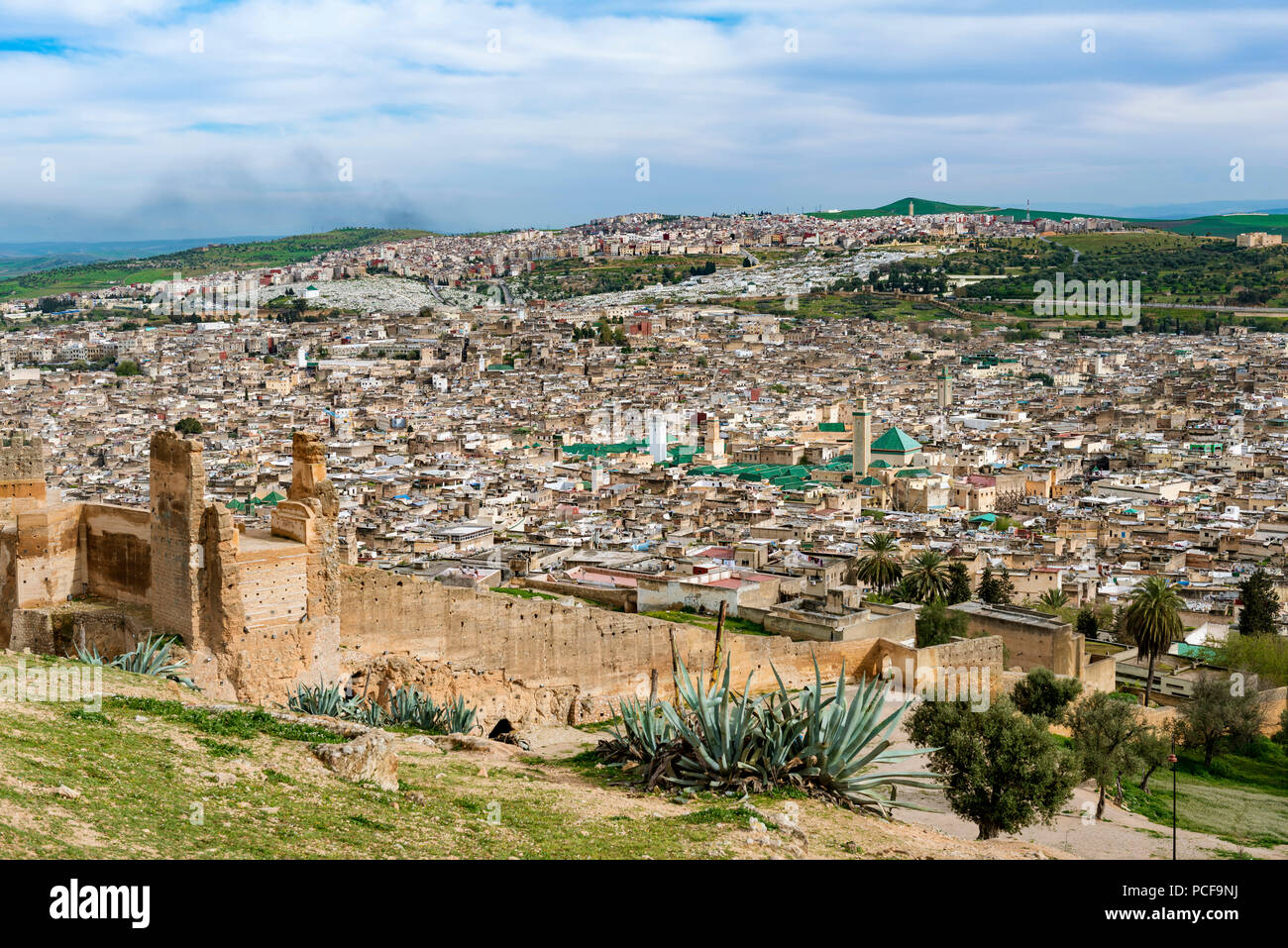 Vista sulla città, Fez con mura, Università Al Quaraouiyine, dietro di esso verdi colline, Fes, Marocco Foto Stock