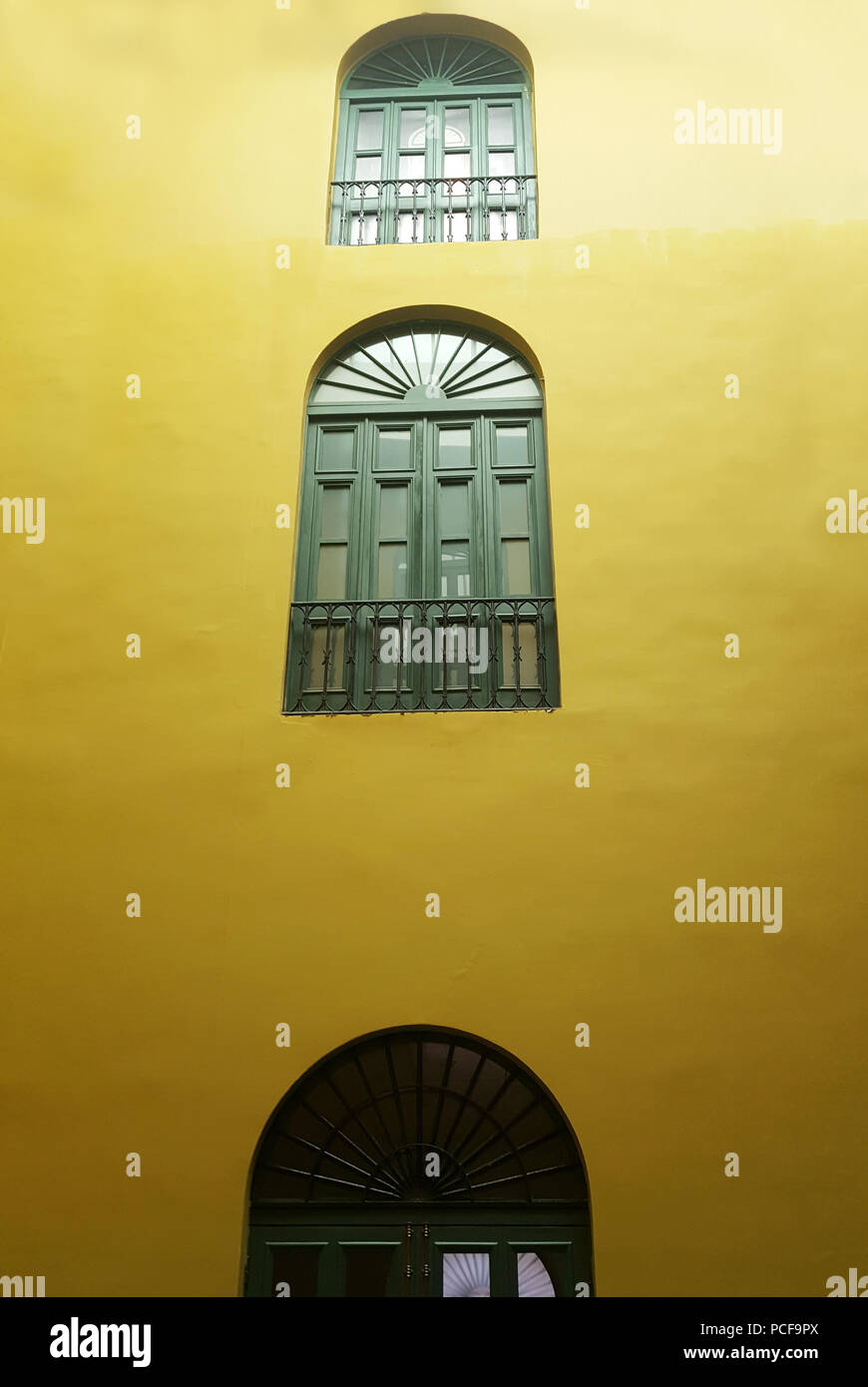 Una parete con tre livelli di porte che mostra un stile coloniale spagnolo di architettura Foto Stock