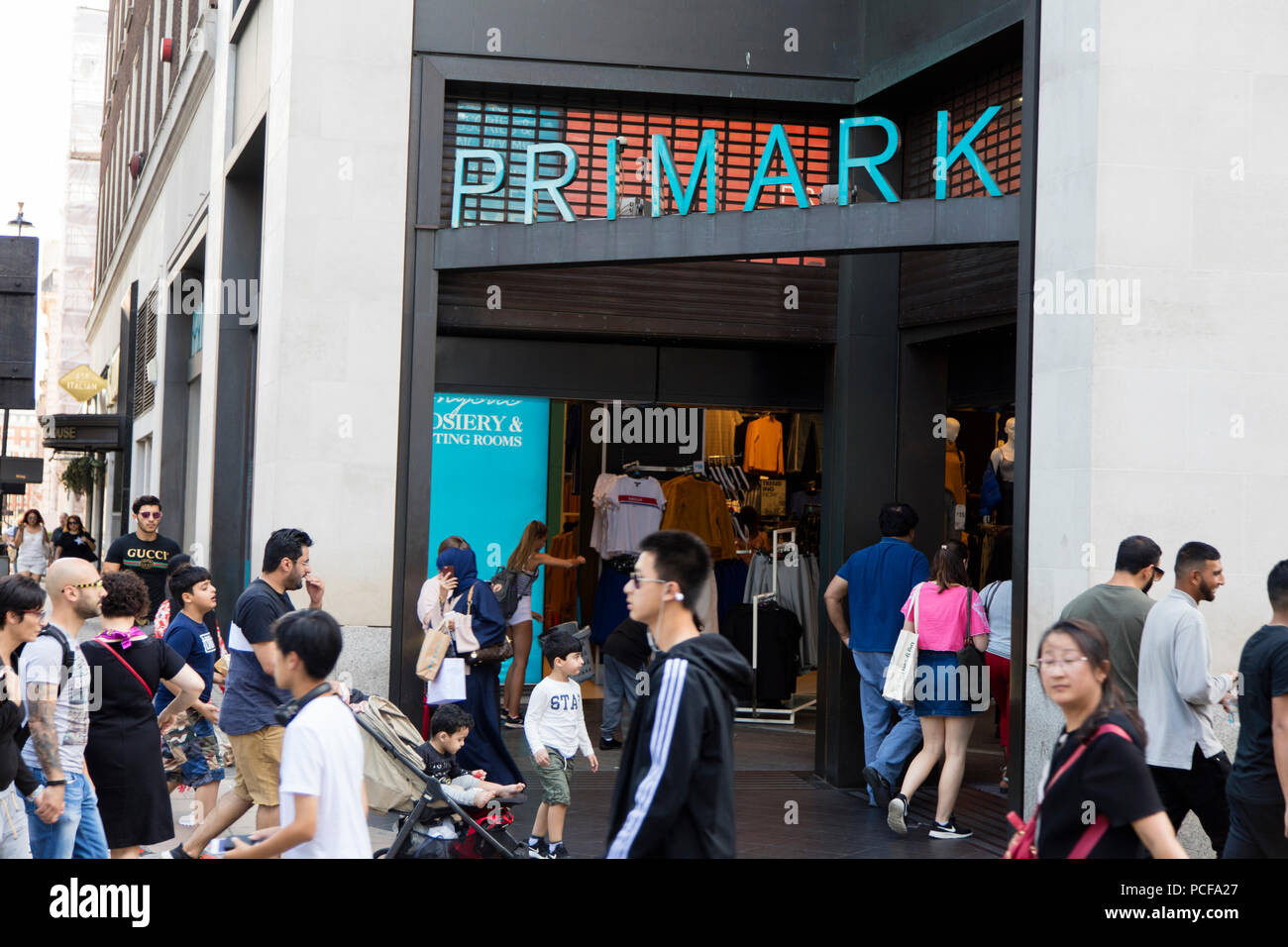 LONDON, Regno Unito - 31 luglio 2018: Primark negozio di abbigliamento anteriore su Oxford Street nel centro di Londra. Foto Stock