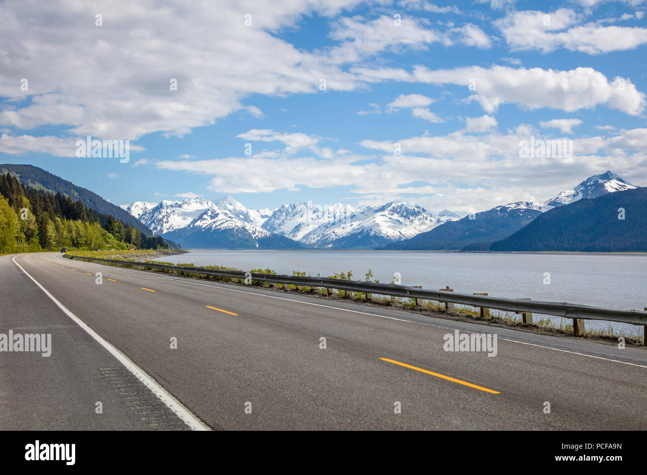 Kenai Mountains e braccio Turnagain in background di Seward Highway tra ancoraggio e seward sulla Penisola di Kenai dell Alaska Foto Stock
