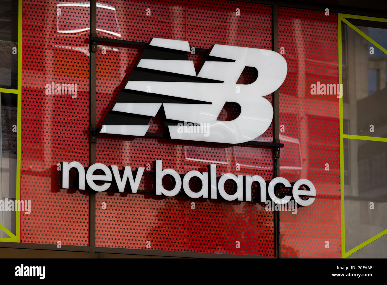 LONDON, Regno Unito - 31 luglio 2018: New Balance Trainer e un negozio di abbigliamento sportivo segno su Oxford Street nel centro di Londra. Foto Stock