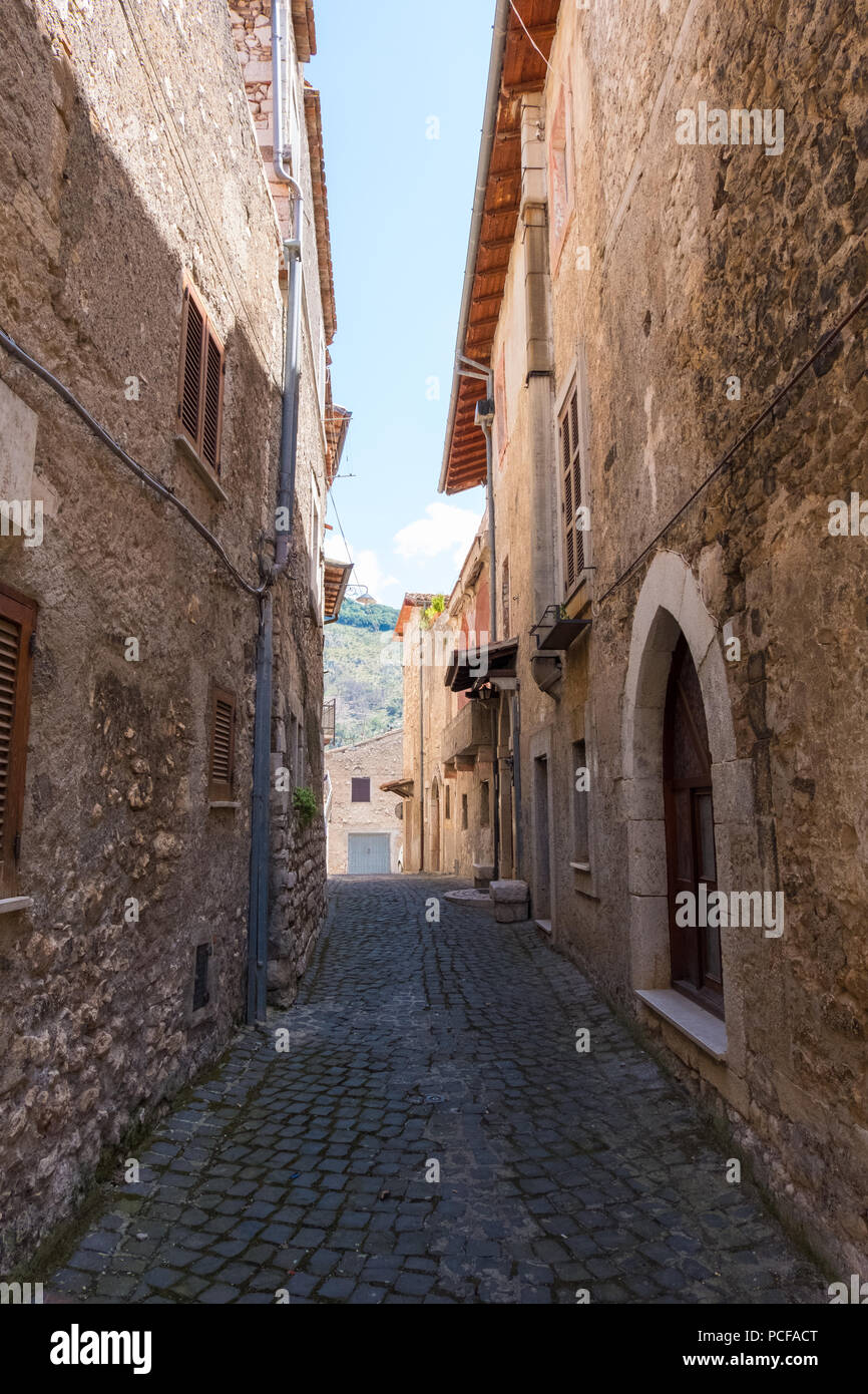 Montagne sul paesaggio da una città medievale vicolo. Foto Stock