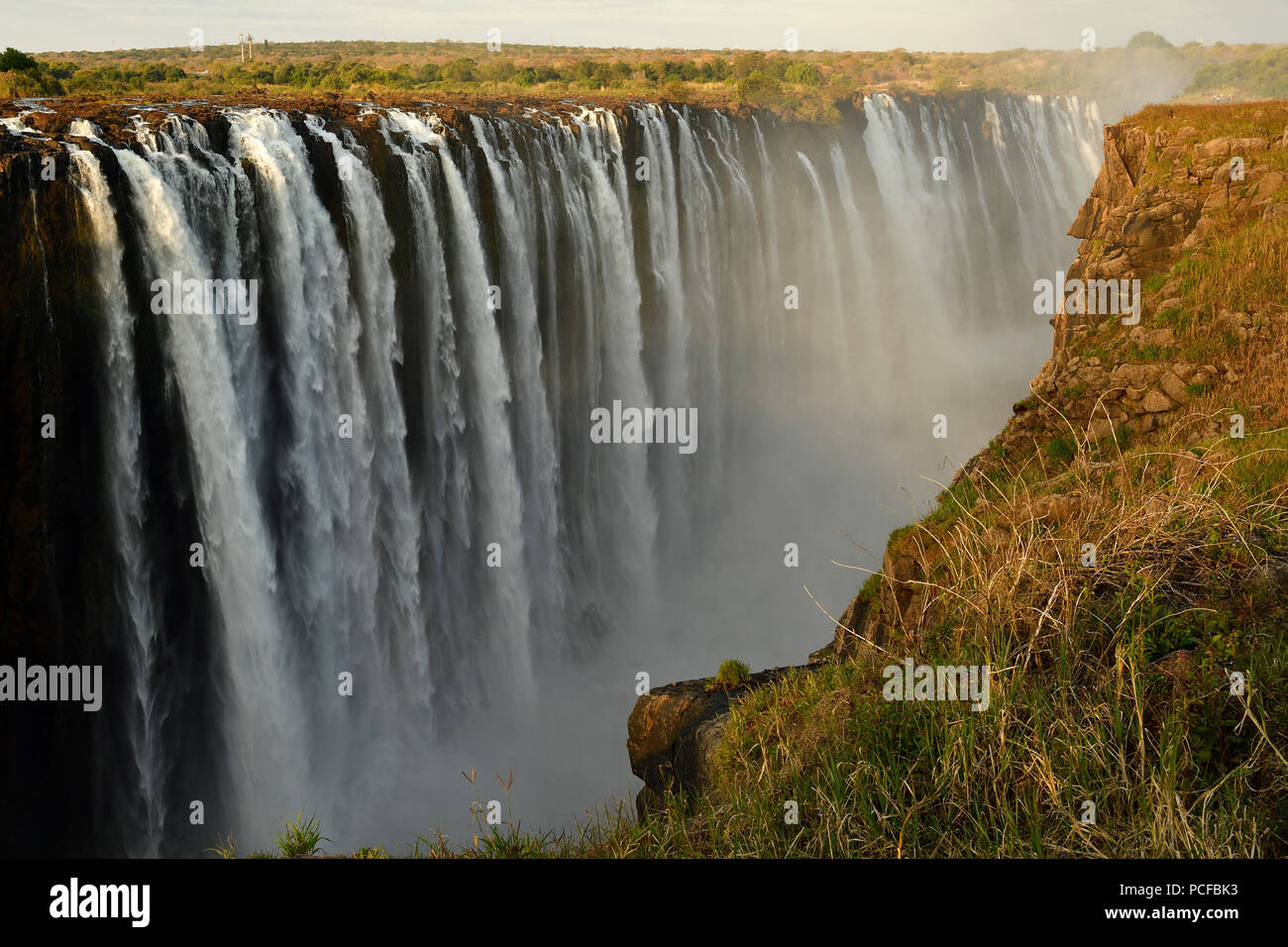 La caduta di acque, Victoria Falls, Zimbabwe Africa Foto Stock