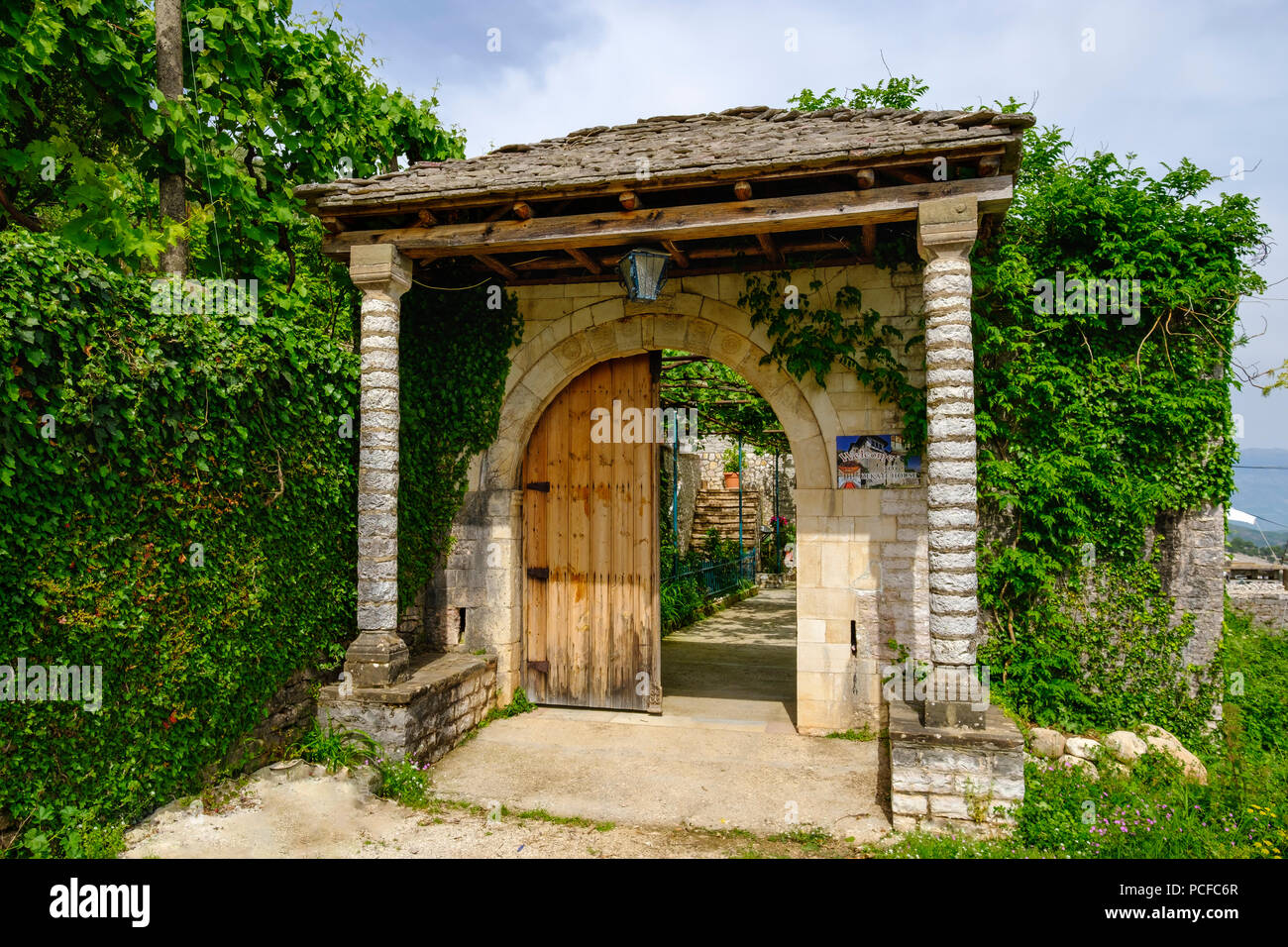 Ingresso alla Casa Zekate, casa fortificata, Shtëpia e Zekatëve, Argirocastro, Gjirokastër, Albania Foto Stock