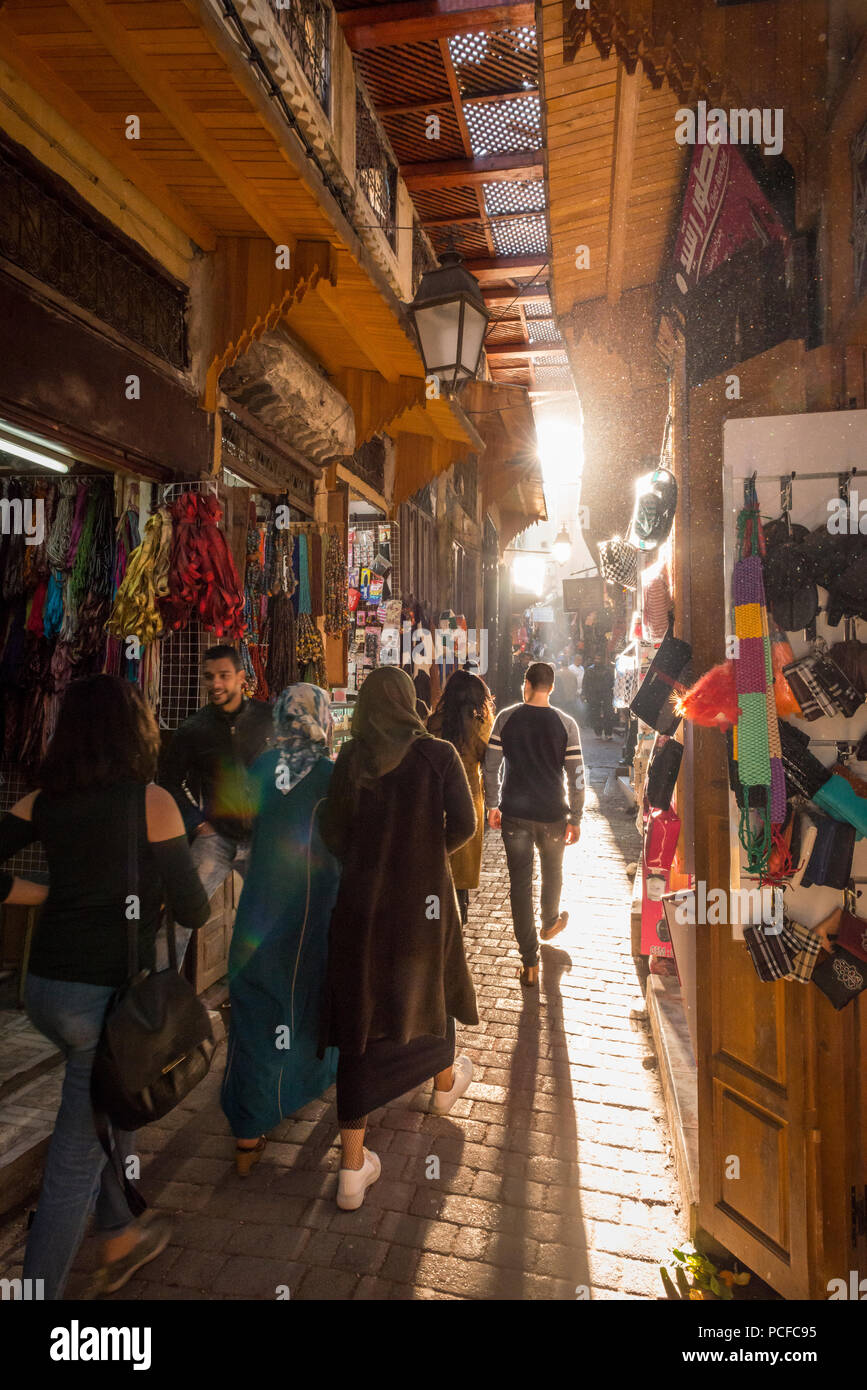 La gente del posto e strade strette in un mercato arabo, Shouk, Fez Medina di Fes, il Regno del Marocco Foto Stock