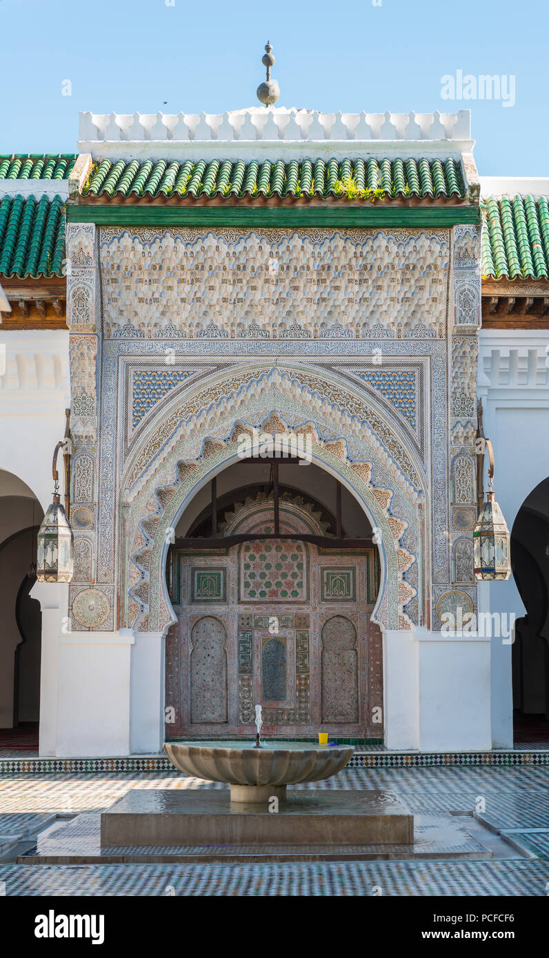 Cortile con fontana, università e moschea Al-Qarawiyyin, Al Quaraouiyine o Al-Karaouine, Fes, Fez, in Marocco, Africa Foto Stock