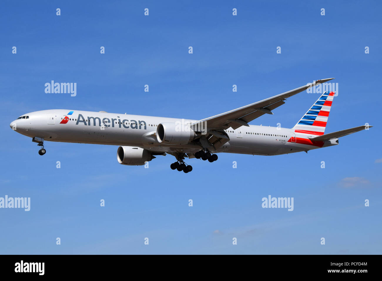 American Airlines Boeing 777-300ER scende in London Heathrow Foto Stock