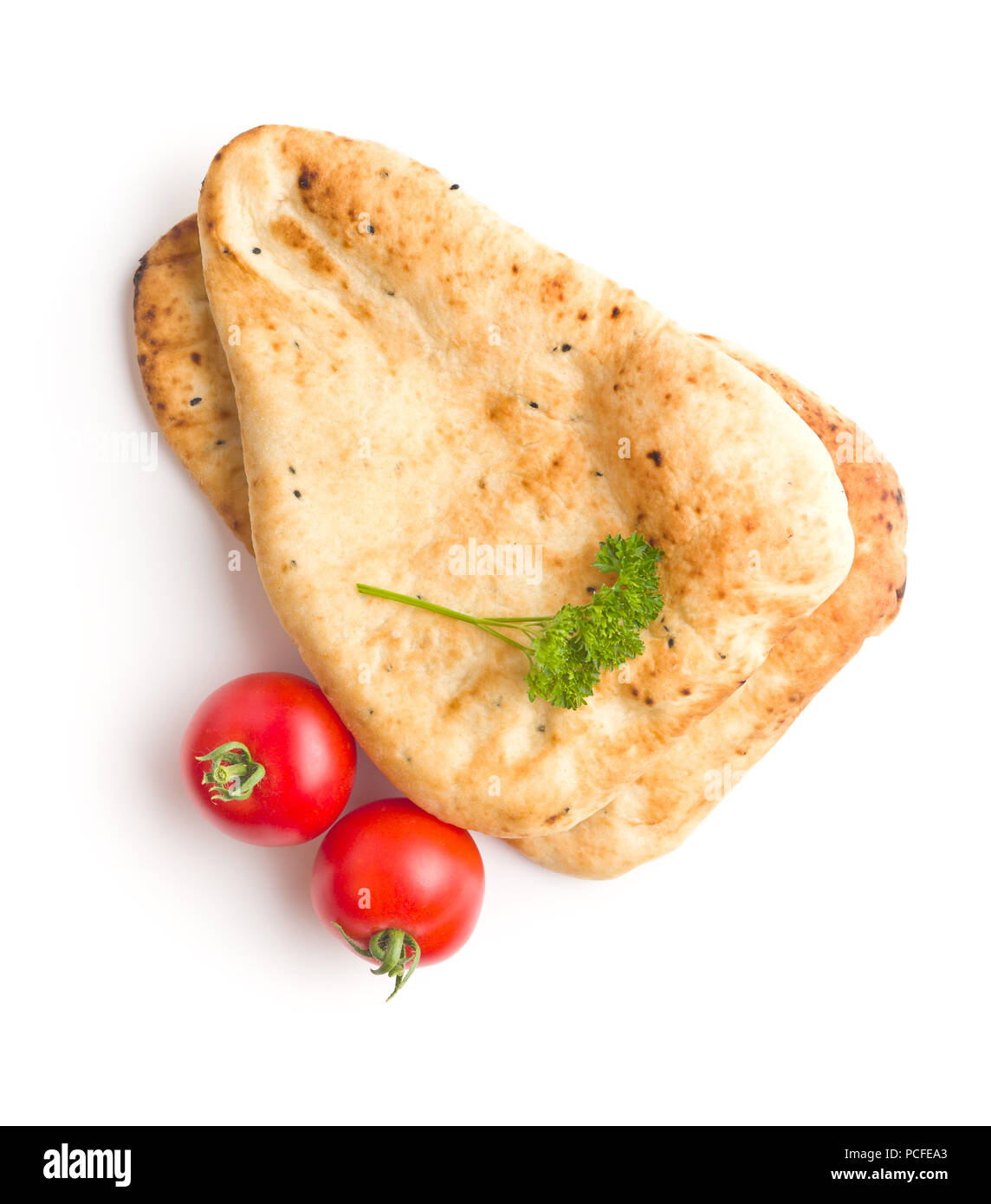 Da pane naan indiano e pomodori isolati su sfondo bianco. Foto Stock