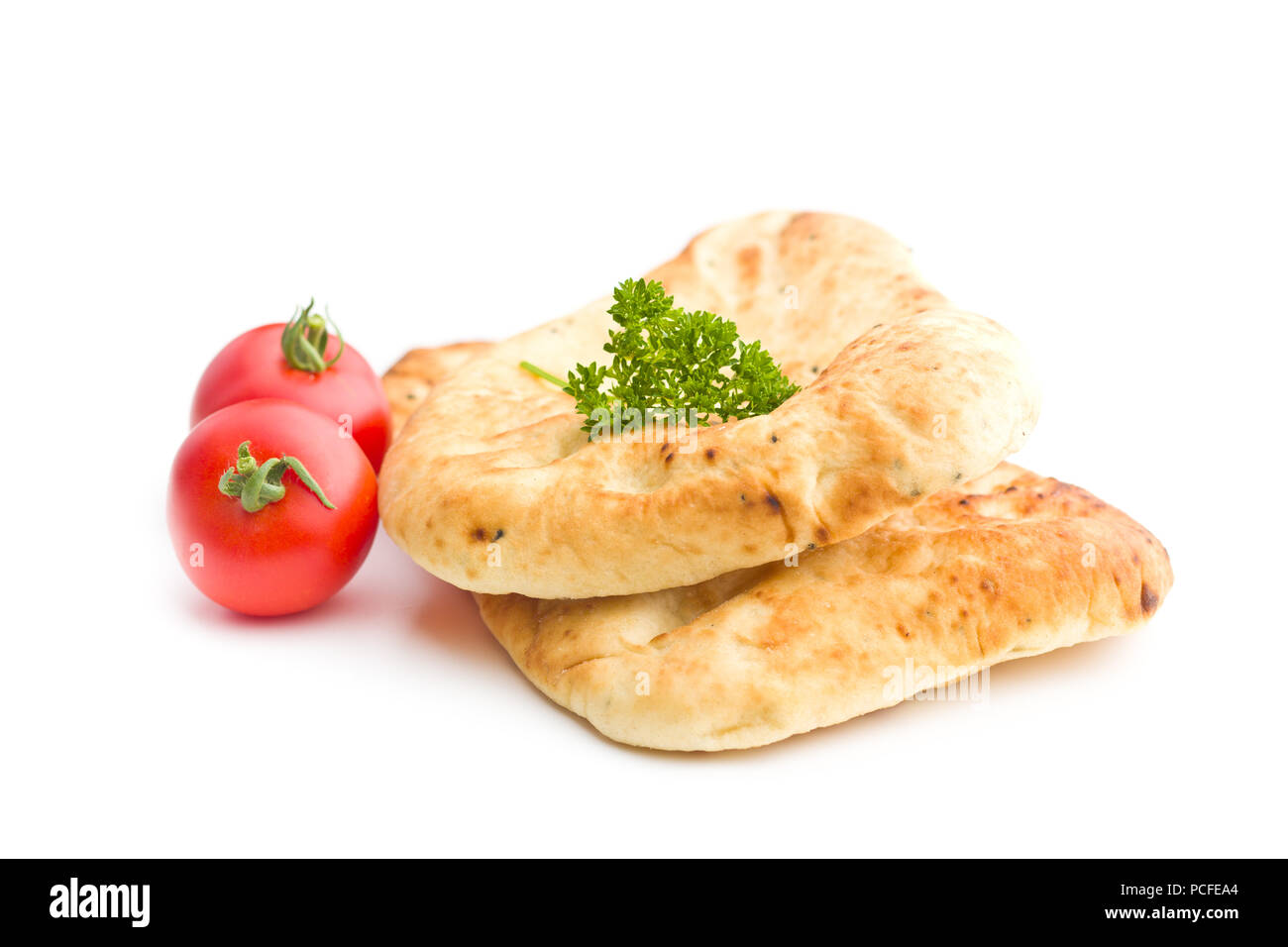 Da pane naan indiano e pomodori isolati su sfondo bianco. Foto Stock