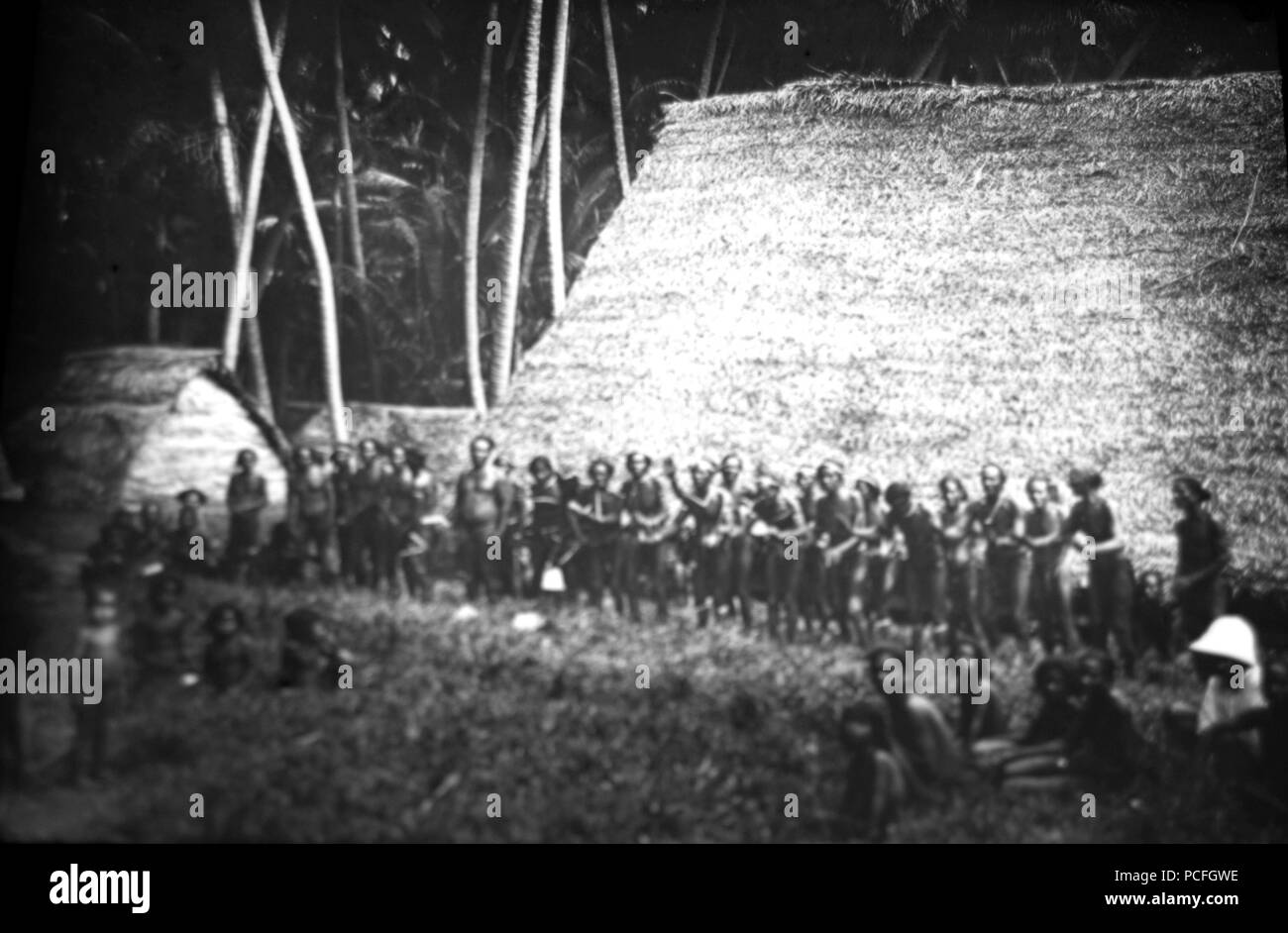 3 uomini che danzano sul Tobi isola (1908-1910) Foto Stock