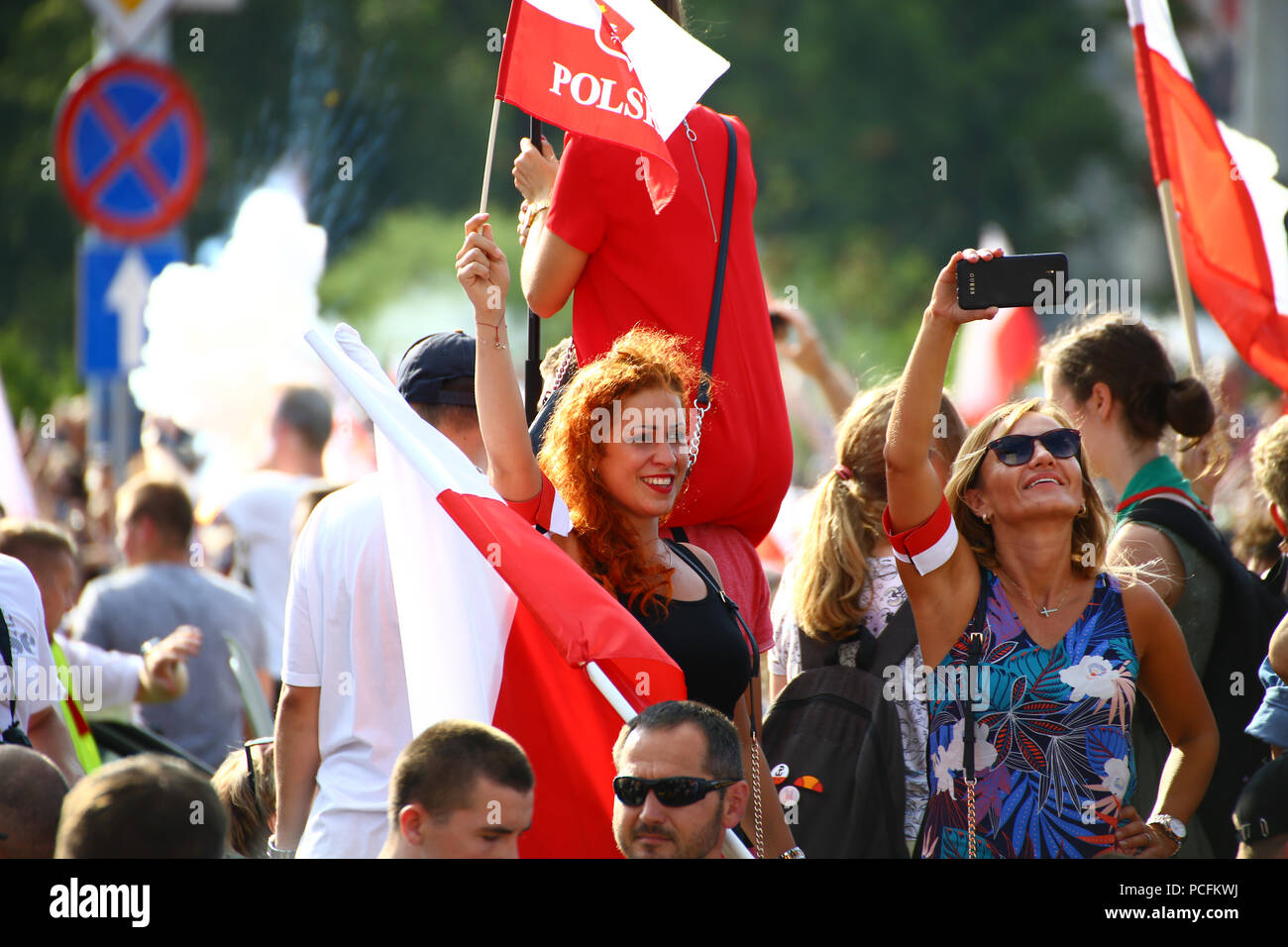 Polonia - Varsavia, 1 Agosto 2018: le celebrazioni del 74º anniversario dell'Insurrezione di Varsavia nel centro della capitale polacca. Masse di mostrare ai partecipanti le bandiere e gli incendi di svasatura a ricordo della città combattenti del 1944 durante la Seconda Guerra Mondiale. ©Madeleine Ratz/Alamy Live News Foto Stock