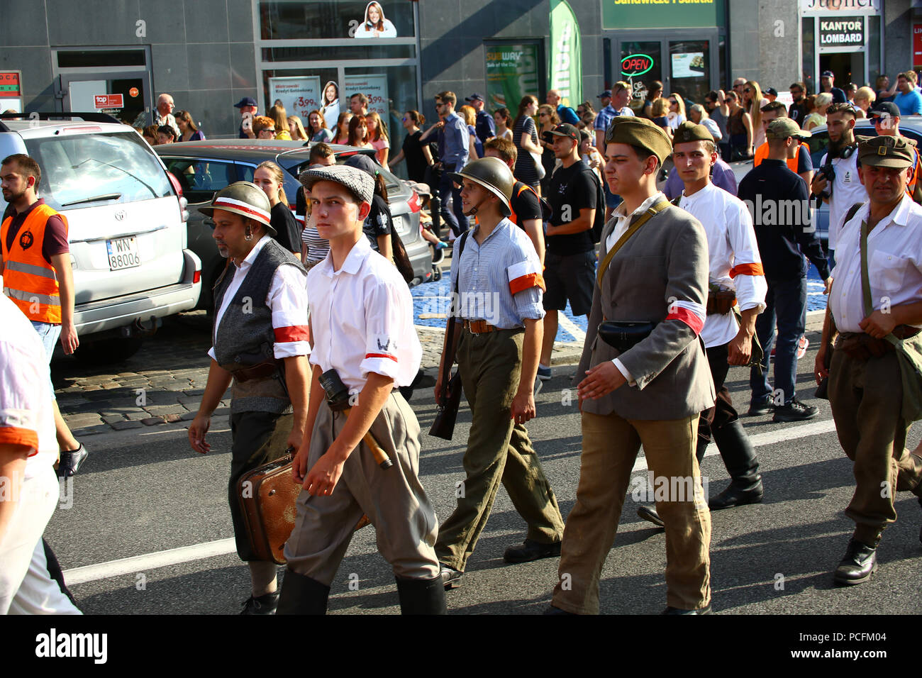 Polonia - Varsavia, 1 Agosto 2018: le celebrazioni del 74º anniversario dell'Insurrezione di Varsavia nel centro della capitale polacca. Masse di mostrare ai partecipanti le bandiere e gli incendi di svasatura a ricordo della città combattenti del 1944 durante la Seconda Guerra Mondiale. ©Madeleine Ratz/Alamy Live News Foto Stock