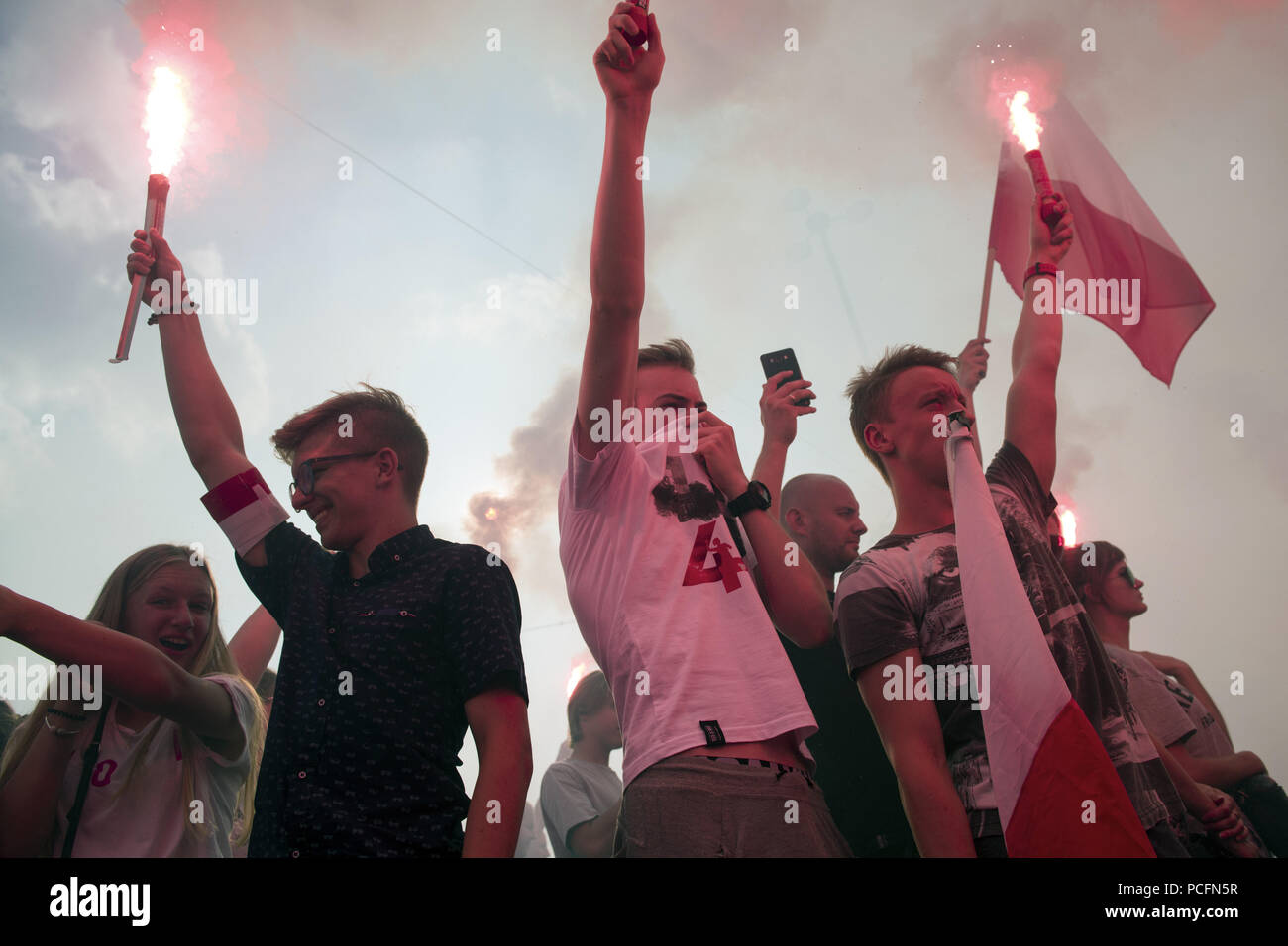 Varsavia, Mazowieckie, Polonia. 1 agosto, 2018. La gente vede holding flairs.Migliaia di nazionalisti hanno marciato per festeggiare il 74º anniversario dell'Insurrezione di Varsavia. È stata la più grande operazione militare da parte di qualsiasi movimento di resistenza in Europa contro i nazisti occupanti tedeschi durante la Seconda Guerra Mondiale. Il mese di marzo è stato interrotto dalla polizia. Credito: Attila Husejnow SOPA/images/ZUMA filo/Alamy Live News Foto Stock