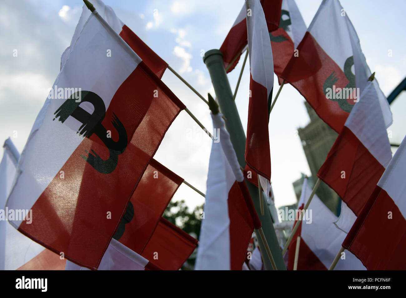 Varsavia, Mazowieckie, Polonia. 1 agosto, 2018. Bandiere polacche con il simbolo del polacco combattenti per la libertà durante la seconda guerra mondiale.Migliaia di nazionalisti hanno marciato per festeggiare il 74º anniversario dell'Insurrezione di Varsavia. È stata la più grande operazione militare da parte di qualsiasi movimento di resistenza in Europa contro i nazisti occupanti tedeschi durante la Seconda Guerra Mondiale. Il mese di marzo è stato interrotto dalla polizia. Credito: Attila Husejnow SOPA/images/ZUMA filo/Alamy Live News Foto Stock