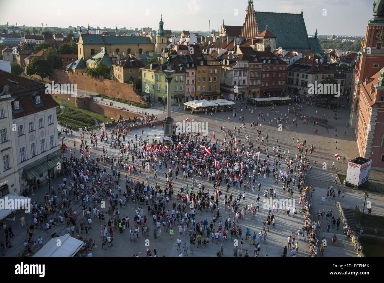 Varsavia, Mazowieckie, Polonia. 1 agosto, 2018. Nazionalisti visto raccogliere nuovamente sulla Piazza del Palazzo Reale nella vecchia città dopo il mese di marzo è stato rotto dalla polizia.Migliaia di nazionalisti hanno marciato per festeggiare il 74º anniversario dell'Insurrezione di Varsavia. È stata la più grande operazione militare da parte di qualsiasi movimento di resistenza in Europa contro i nazisti occupanti tedeschi durante la Seconda Guerra Mondiale. Il mese di marzo è stato interrotto dalla polizia. Credito: Attila Husejnow SOPA/images/ZUMA filo/Alamy Live News Foto Stock