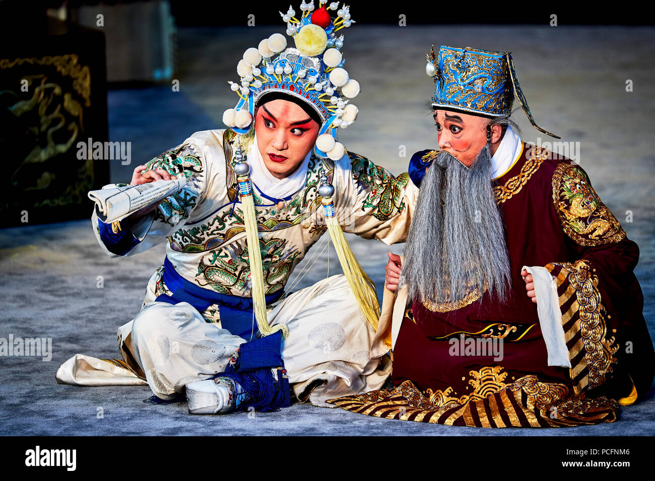 Helsingor, Danimarca. 1 agosto, 2018. Attori provenienti da Pechino Shanghai Opera Teatro eseguire 'Hamlet-The la vendetta del principe Zi Dan' il primo giorno di Shakespeare Festival 2018 a Helsingor, Danimarca il 1 agosto, 2018. Credito: Bo Nymann/Xinhua/Alamy Live News Foto Stock