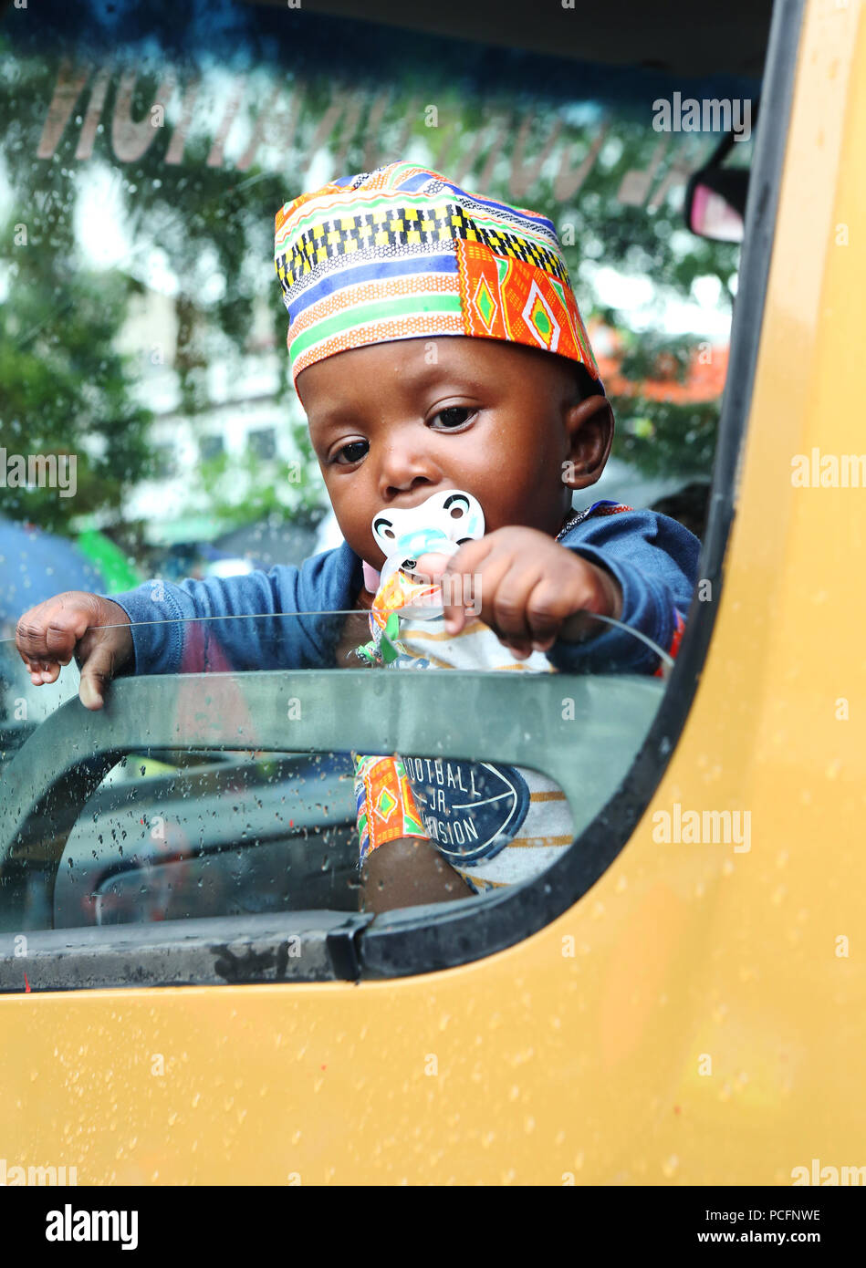 Porto di Spagna, di Trinidad e Tobago. 1 agosto 2018. Un bambino osserva ballerini nella strada durante l annuale Giornata di emancipazione rispetto processione da Piazza Indipendenza al Lidj Yasu Omowale emancipazione villaggio nel Queens' Park Savannah il 1 agosto 2018 nel porto di Spagna, Trinidad. (Foto di Sean I draghetti/Alamy Live News) Foto Stock