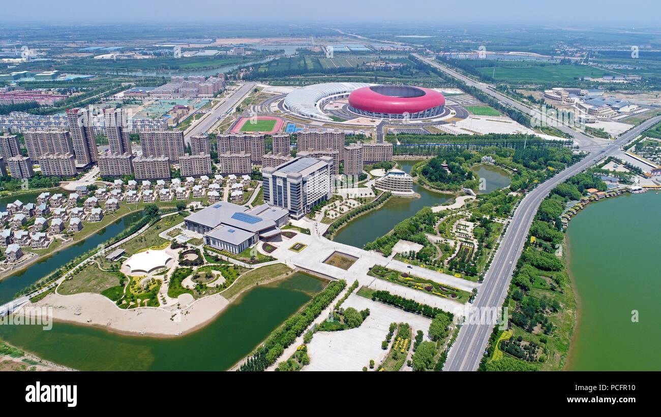 Wuzhong. Il 26 giugno, 2018. Foto aerea adottate il 26 giugno 2018 mostra una vista della città di Qingtongxia sotto Wuzhong, a nord-ovest della Cina di Ningxia Hui Regione autonoma. Wuzhong governo ha promosso lo sviluppo ecologico attraverso il rimboschimento, ripristino ecologico, indietro la riduzione di capacità e ad alta voce threhold ad alto consumo di energia e altamente inquinanti aziende. Credito: Wang Peng/Xinhua/Alamy Live News Foto Stock
