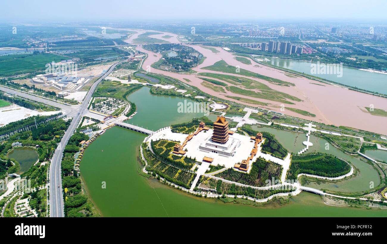 Wuzhong. Il 26 giugno, 2018. Foto aerea adottate il 26 giugno 2018 mostra una vista della Torre Huanghe Qingtongxia in città sotto Wuzhong, a nord-ovest della Cina di Ningxia Hui Regione autonoma. Wuzhong governo ha promosso lo sviluppo ecologico attraverso il rimboschimento, ripristino ecologico, indietro la riduzione di capacità e ad alta voce threhold ad alto consumo di energia e altamente inquinanti aziende. Credito: Wang Peng/Xinhua/Alamy Live News Foto Stock