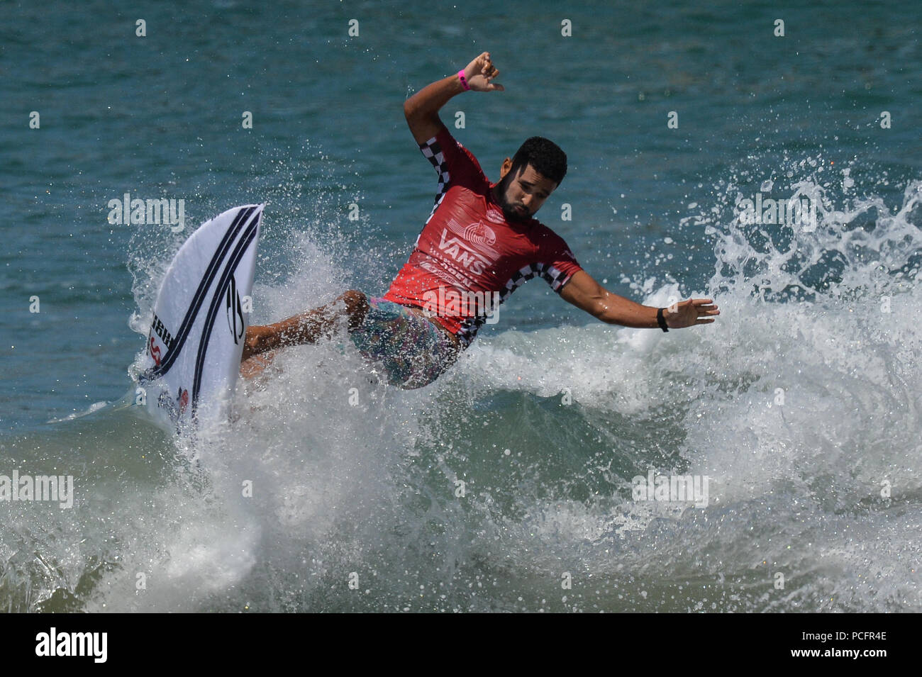 Huntington Beach, California, Stati Uniti d'America. 1 agosto, 2018. MICHAEL RODRIGUES, dal Brasile, compete nel secondo round del calore dei furgoni US Open svoltasi a Huntington Beach, California. Credito: Amy Sanderson/ZUMA filo/Alamy Live News Foto Stock