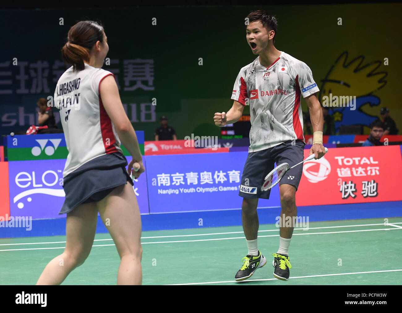 Nanjing, cinese della provincia di Jiangsu. 2 agosto, 2018. Yuta Watanabe (R) e Arisa Higashino del Giappone celebrare durante il doppio misto terzo round match contro Wang Yilyu e Huang Dongping della Cina al bwf (Badminton World Federation) Campionati del Mondo 2018 in Nanjing, a est della capitale cinese della provincia di Jiangsu, 2 agosto 2018. Wang Yilyu e Huang Dongping ha vinto 2-1. Credito: Ji Chunpeng/Xinhua/Alamy Live News Foto Stock