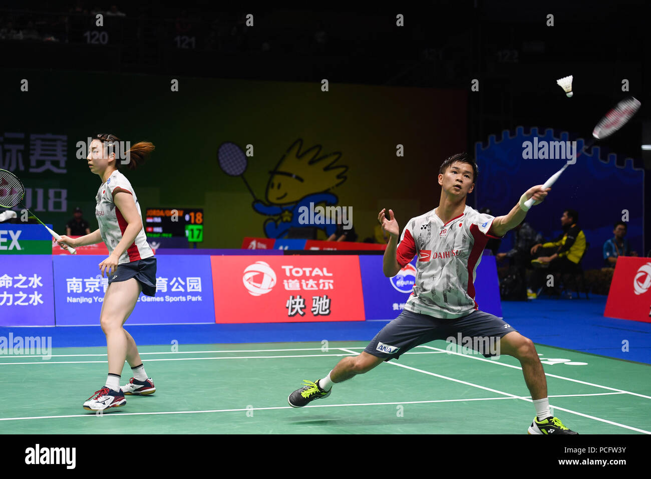 Nanjing, cinese della provincia di Jiangsu. 2 agosto, 2018. Yuta Watanabe (R) e Arisa Higashino del Giappone competere durante il doppio misto terzo round match contro Wang Yilyu e Huang Dongping della Cina al bwf (Badminton World Federation) Campionati del Mondo 2018 in Nanjing, a est della capitale cinese della provincia di Jiangsu, 2 agosto 2018. Wang Yilyu e Huang Dongping ha vinto 2-1. Credito: Ji Chunpeng/Xinhua/Alamy Live News Foto Stock