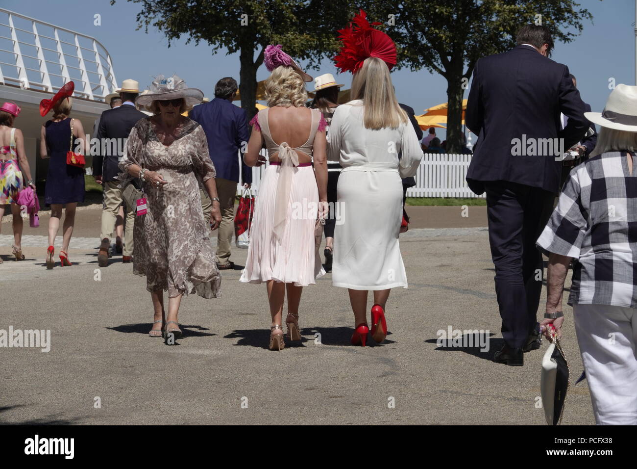 Goodwood Racecourse, West Sussex, Regno Unito. Il 2 agosto, 2018 Goodwood Racecourse, West Sussex, Regno Unito Ladies giorno sulla soleggiata Sussex Downs a Goodwood glorioso giorno} 3. Credito: Motofoto/Alamy Live News Foto Stock