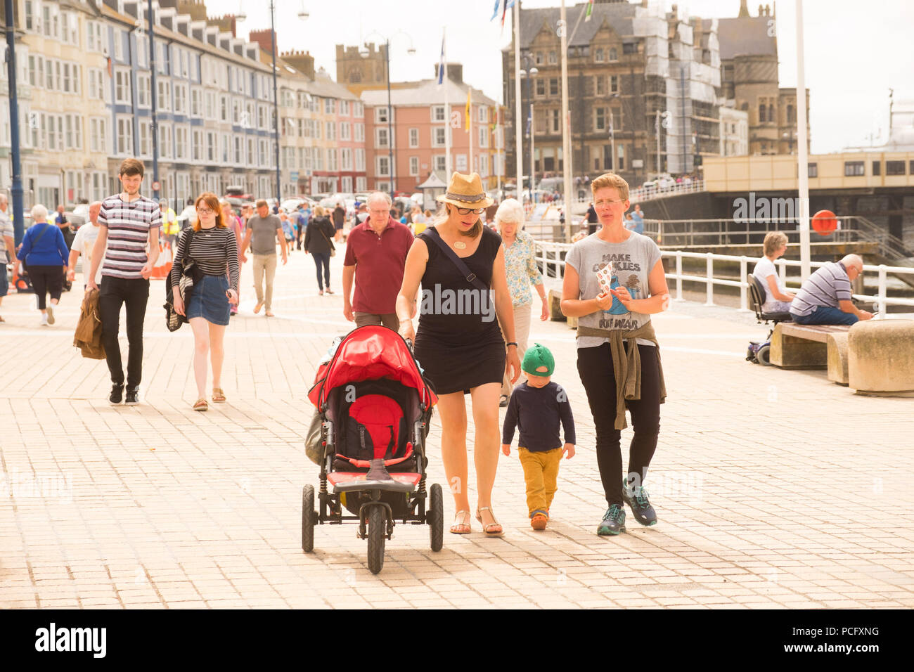 Aberystwyth Wales UK, giovedì 02 agosto 2018 UK Meteo: vacanzieri godendo una giornata di sole al mare in Aberystwyth Wales, come le temperature ancora cominciare a salire e caldo e soleggiato tornare a condizioni di costa ovest foto © Keith Morris / Alamy Live News Foto Stock