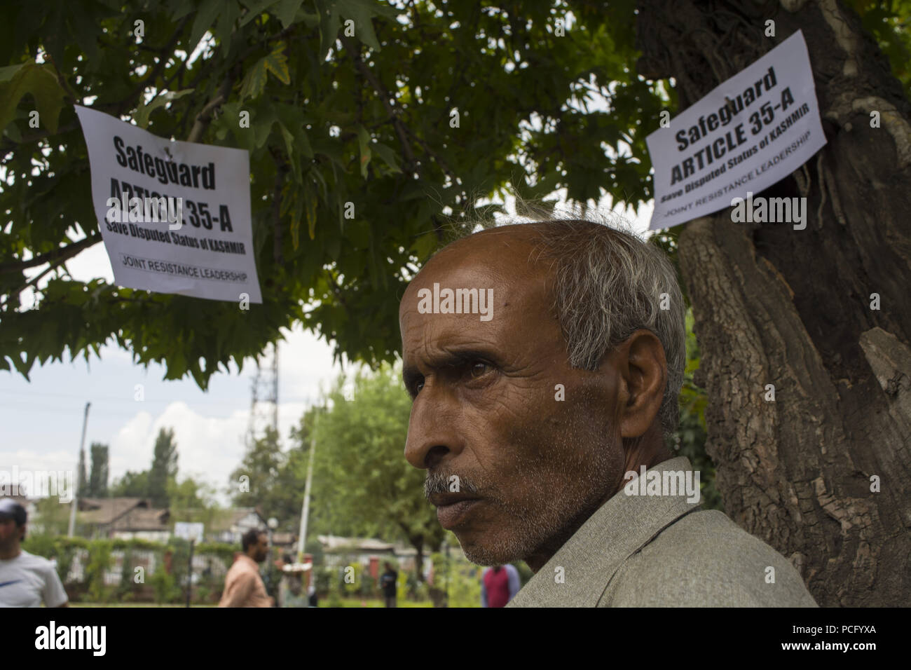 Srinagar, Jammu e Kashmir in India. 2 agosto, 2018. Manifestante Kashmir si affaccia su come egli partecipa alla manifestazione.una protesta contro i tentativi di revocare l'articolo 35A e 370 che proteggono la costituzione del Jammu e Kashmir e varie altre leggi dello stato. Credito: Masrat Zahra SOPA/images/ZUMA filo/Alamy Live News Foto Stock