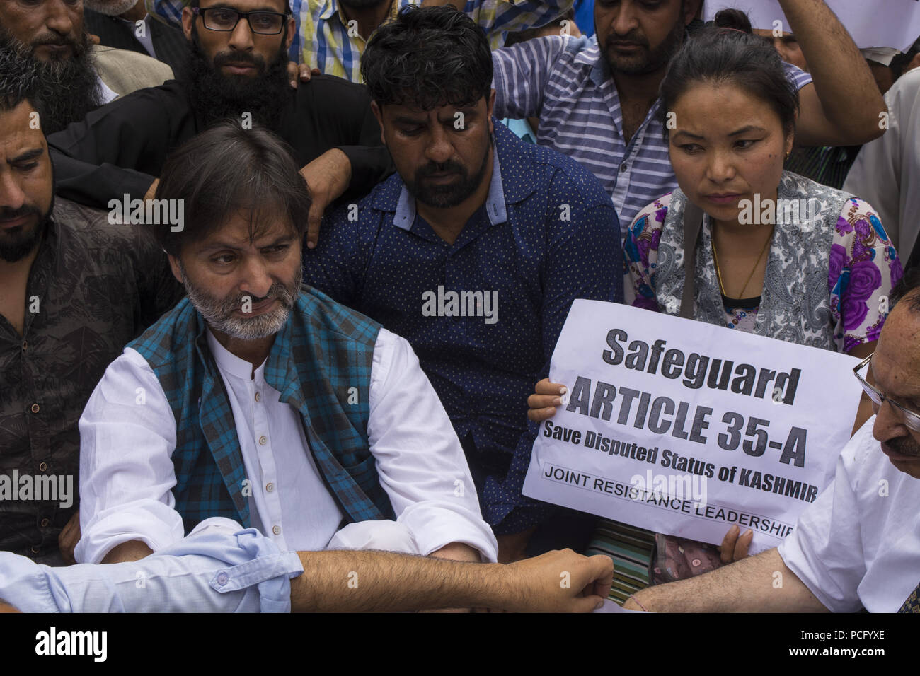 Srinagar, Jammu e Kashmir in India. 2 agosto, 2018. Donna del Kashmir visto tenendo un poster durante la dimostrazione.una protesta contro i tentativi di revocare l'articolo 35A e 370 che proteggono la costituzione del Jammu e Kashmir e varie altre leggi dello stato. Credito: Masrat Zahra SOPA/images/ZUMA filo/Alamy Live News Foto Stock