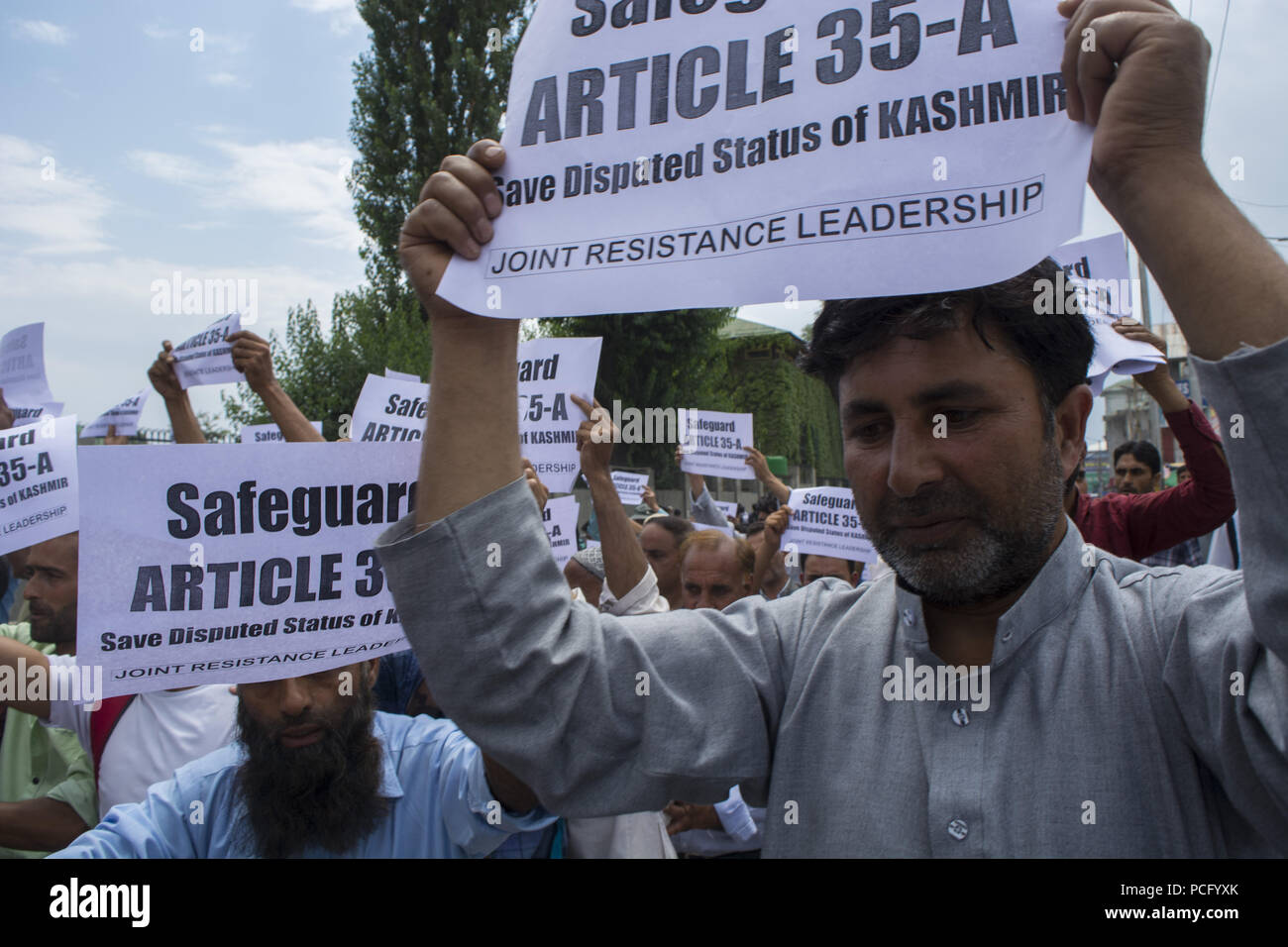 Srinagar, Jammu e Kashmir in India. 2 agosto, 2018. Manifestanti del Kashmir gridare slogan tenendo poster durante la dimostrazione.una protesta contro i tentativi di revocare l'articolo 35A e 370 che proteggono la costituzione del Jammu e Kashmir e varie altre leggi dello stato. Credito: Masrat Zahra SOPA/images/ZUMA filo/Alamy Live News Foto Stock