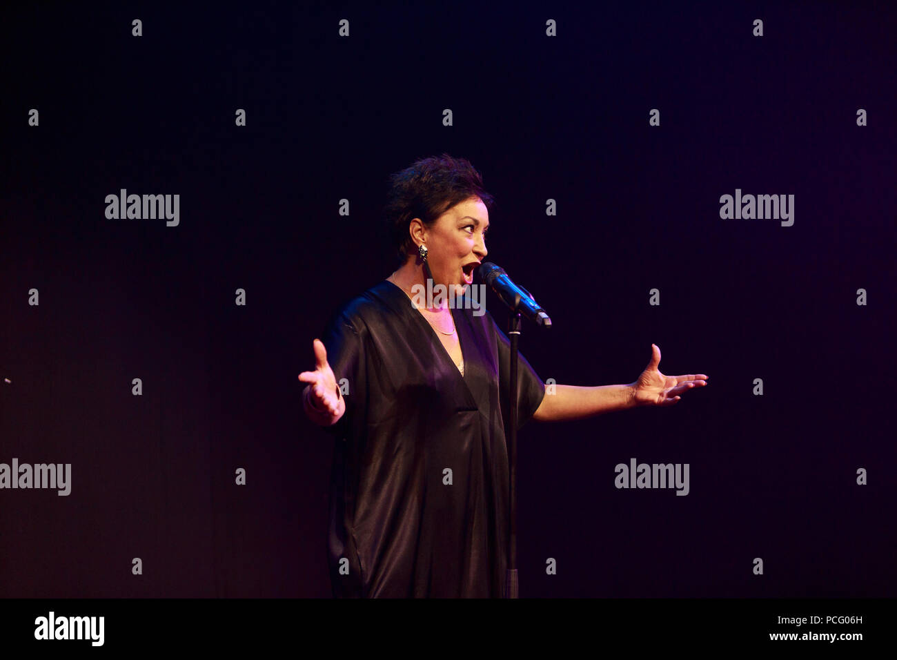 Edimburgo, Scozia. Regno Unito. 1 agosto 2018. Premere il tasto chiamata per il lancio Underbelly come parte di Edinburgh Fringe Festival con base a George Square Gardens. Edimburgo. Nella foto: Singer Ria Jones esegue sul palco 'non dirmi di non volare'. Pak@ Mera/Alamy Live News. Foto Stock