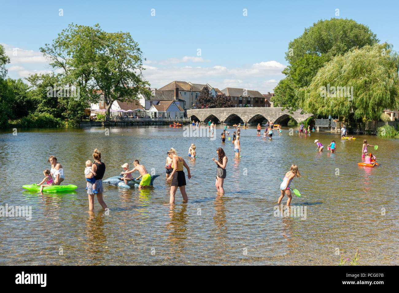 Fordingbridge, New Forest, Hampshire, UK, 2nd agosto 2018: Famiglie e bambini si divertiranno a suon di fiume con gonfiabili e barche. L'acqua a basso livello del fiume Avon è un'attrazione durante le vacanze scolastiche in condizioni di tempo caldo e di ondate di calore nel sud dell'Inghilterra. Foto Stock