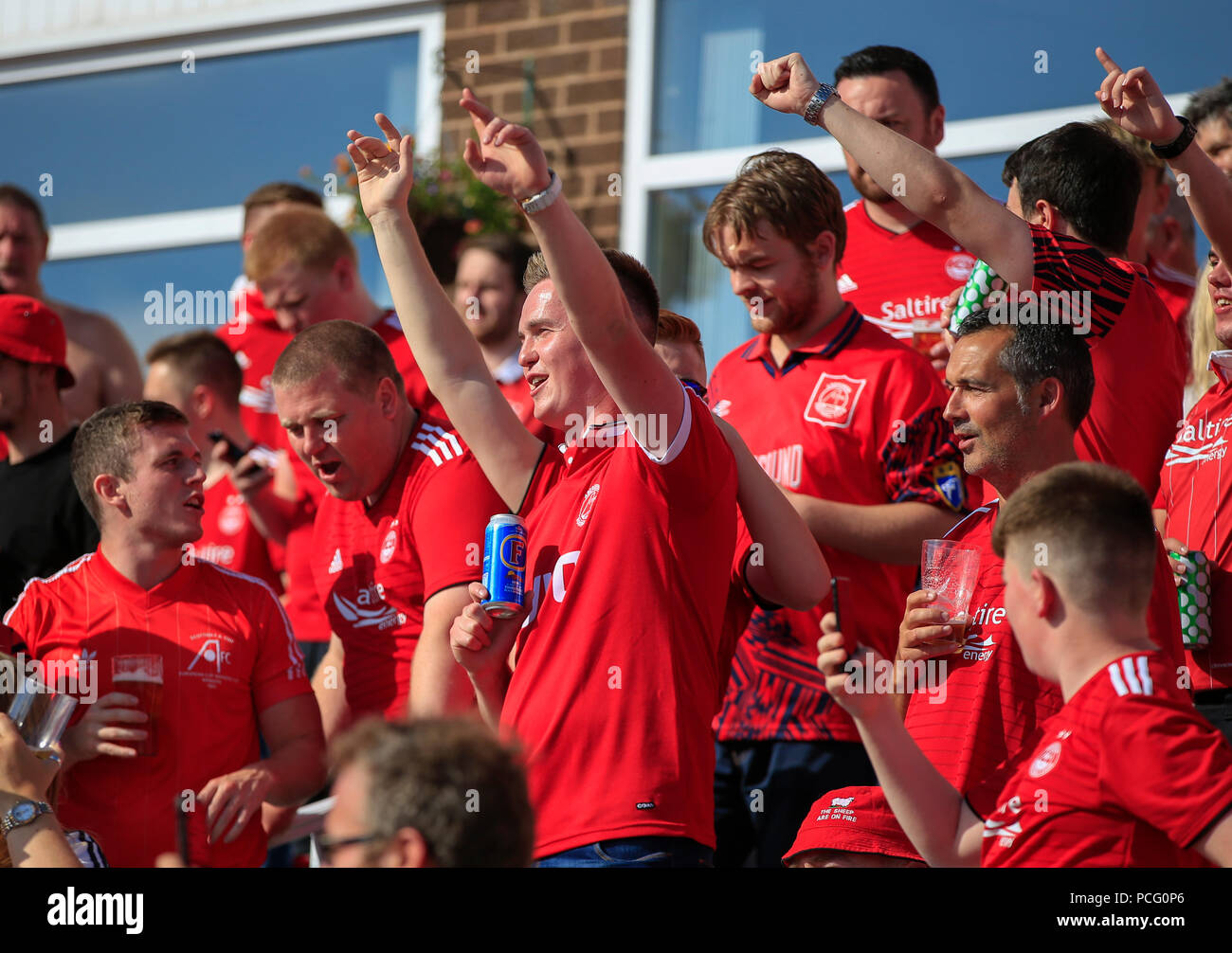 Turf Moor, Burnley, Regno Unito. 2 agosto, 2018. UEFA Europa League qualificazione, secondo turno di qualificazione, seconda gamba, Burnley versus Aberdeen; Aberdeen tifosi guardare avanti per il credito di gioco: Azione Plus sport/Alamy Live News Foto Stock